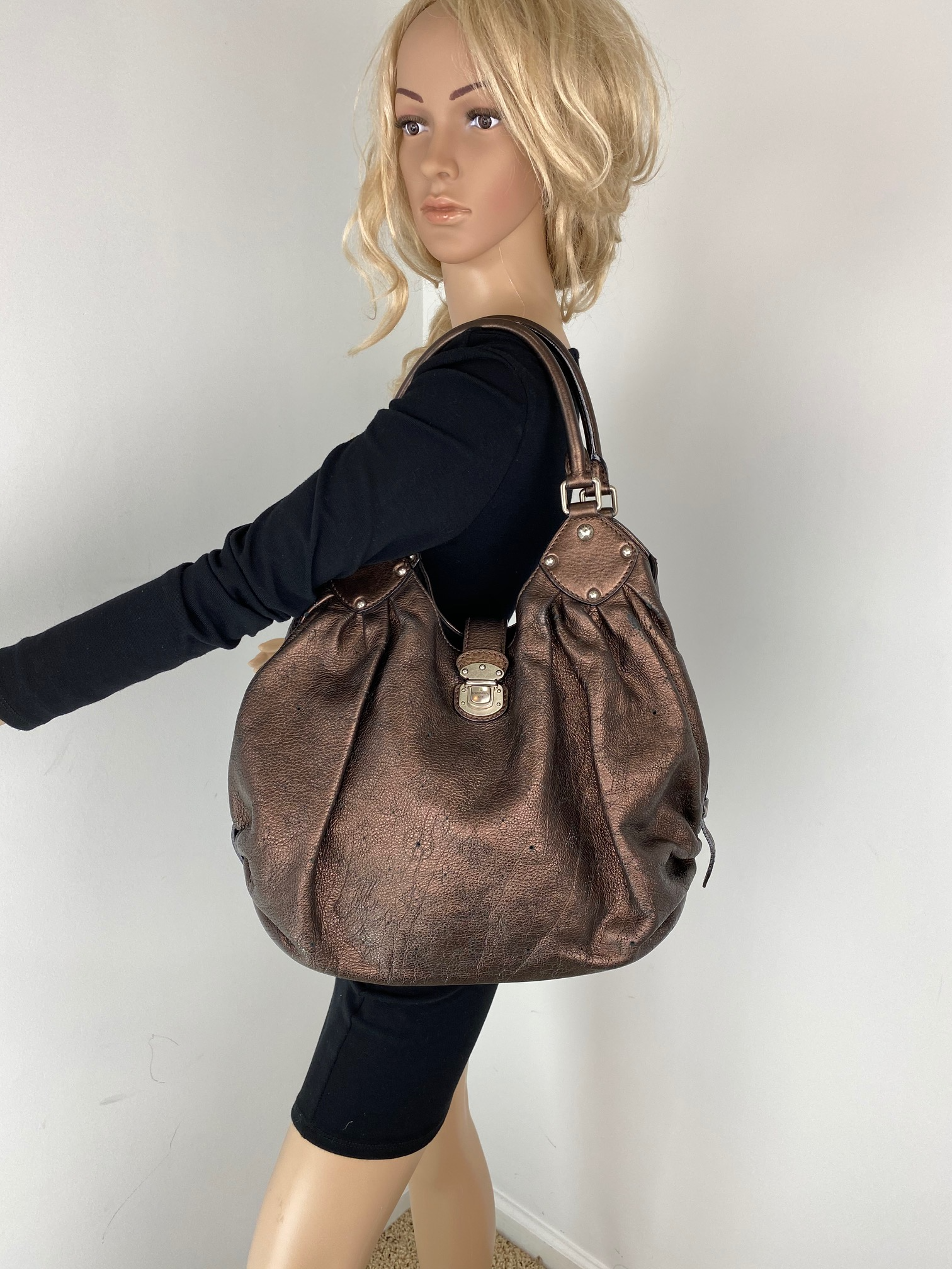 Túi đeo vai da Mahina Metallic Bronze cỡ lớn của Louis Vuitton