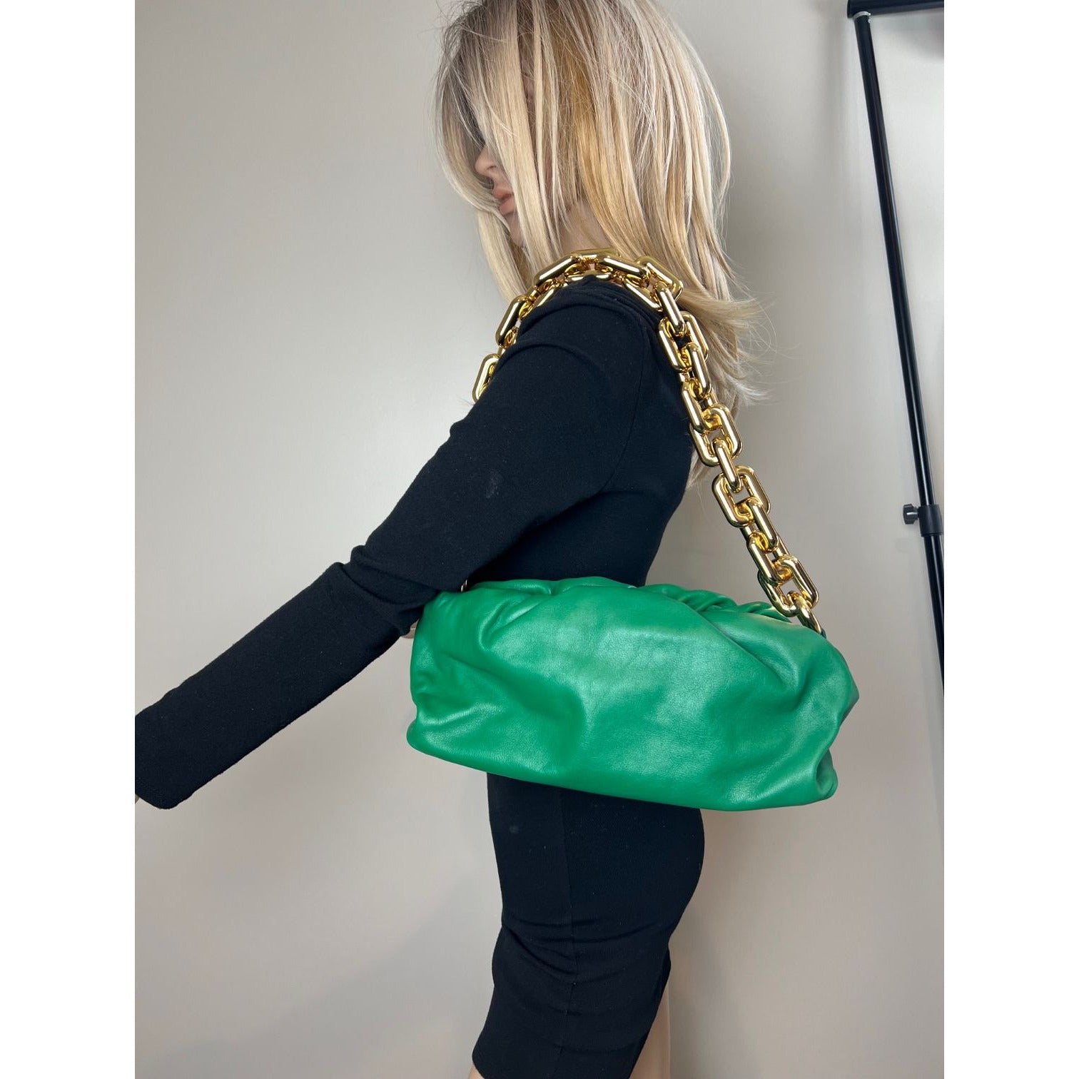 Túi cầm tay da Bottega Veneta Green Chain Leather Pouch Bag