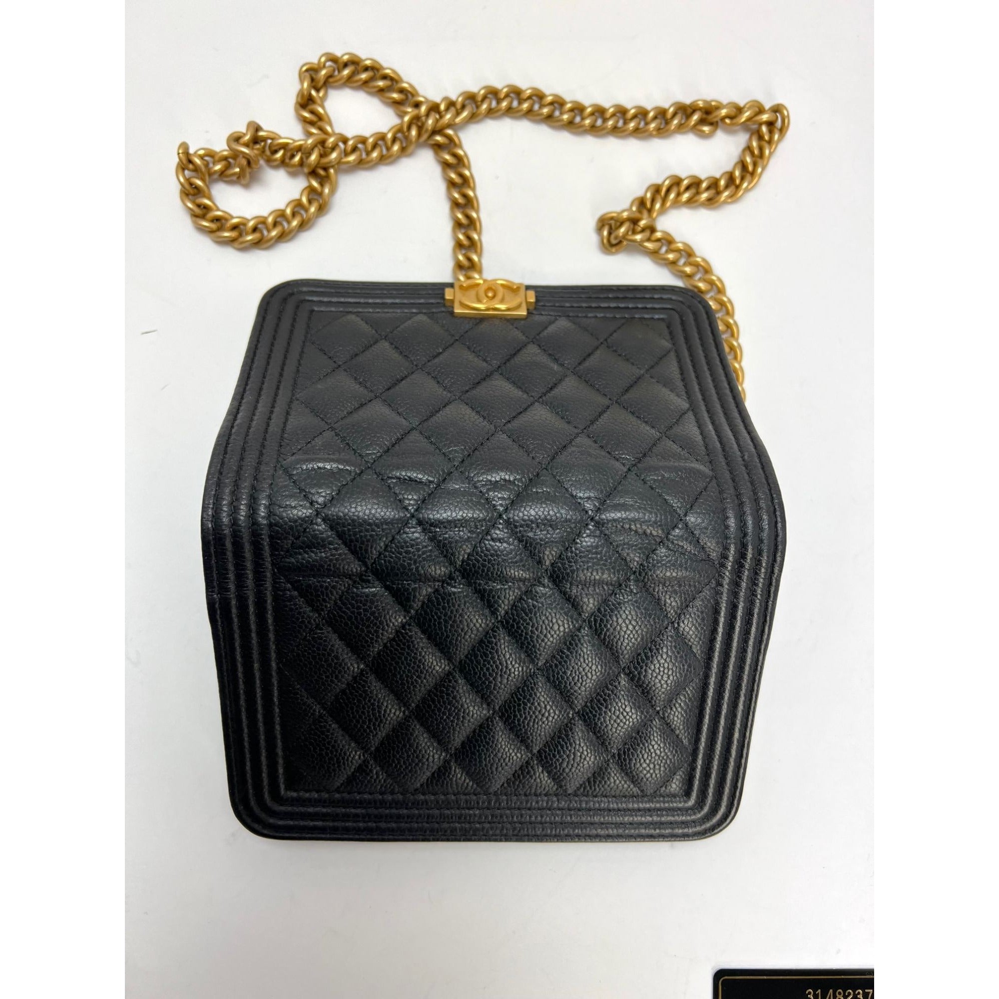 Ví cầm tay Chanel Caviar Quilted Mini Boy có dây xích màu đen