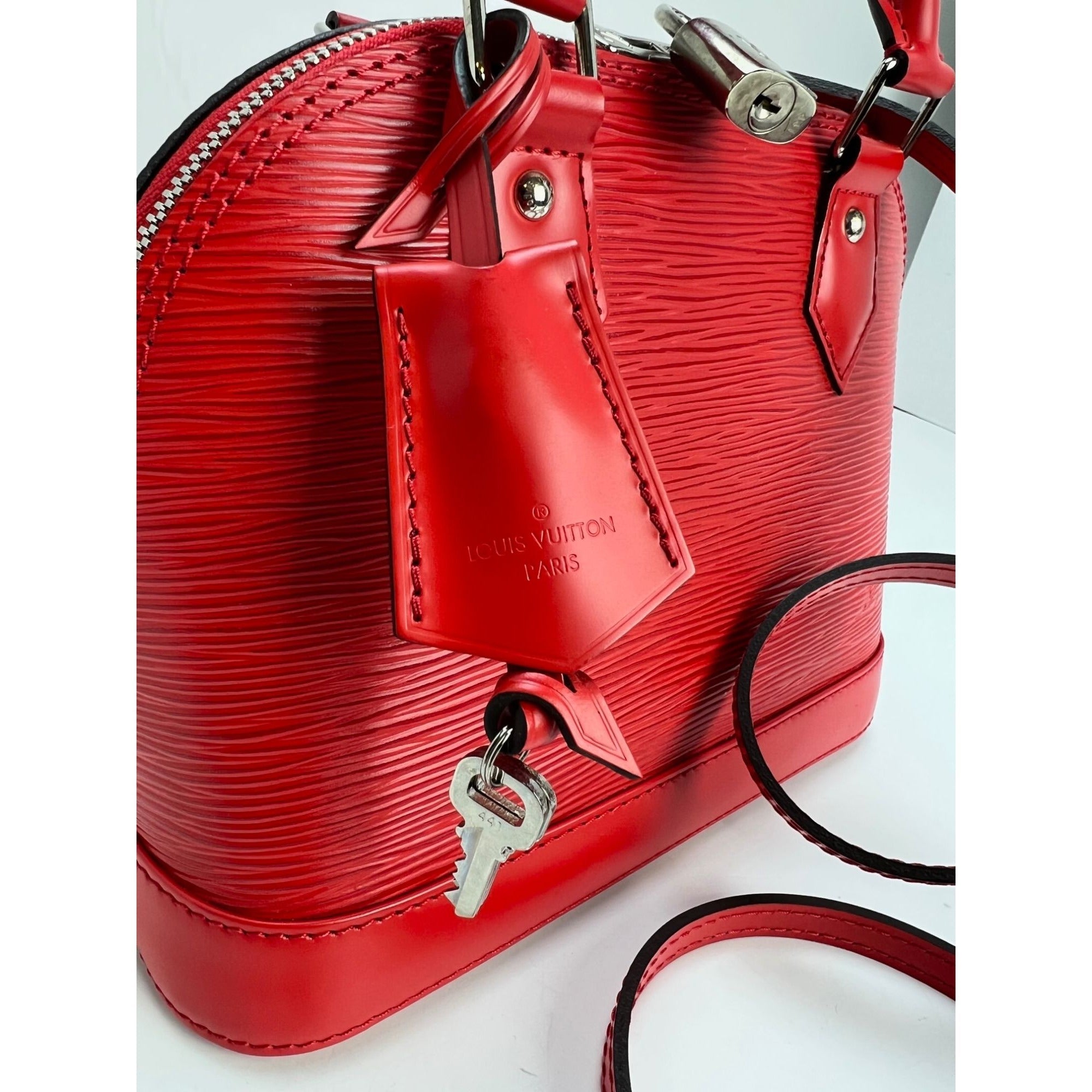 Túi đeo vai LOUIS VUITTON Alma BB Epi coquelicot