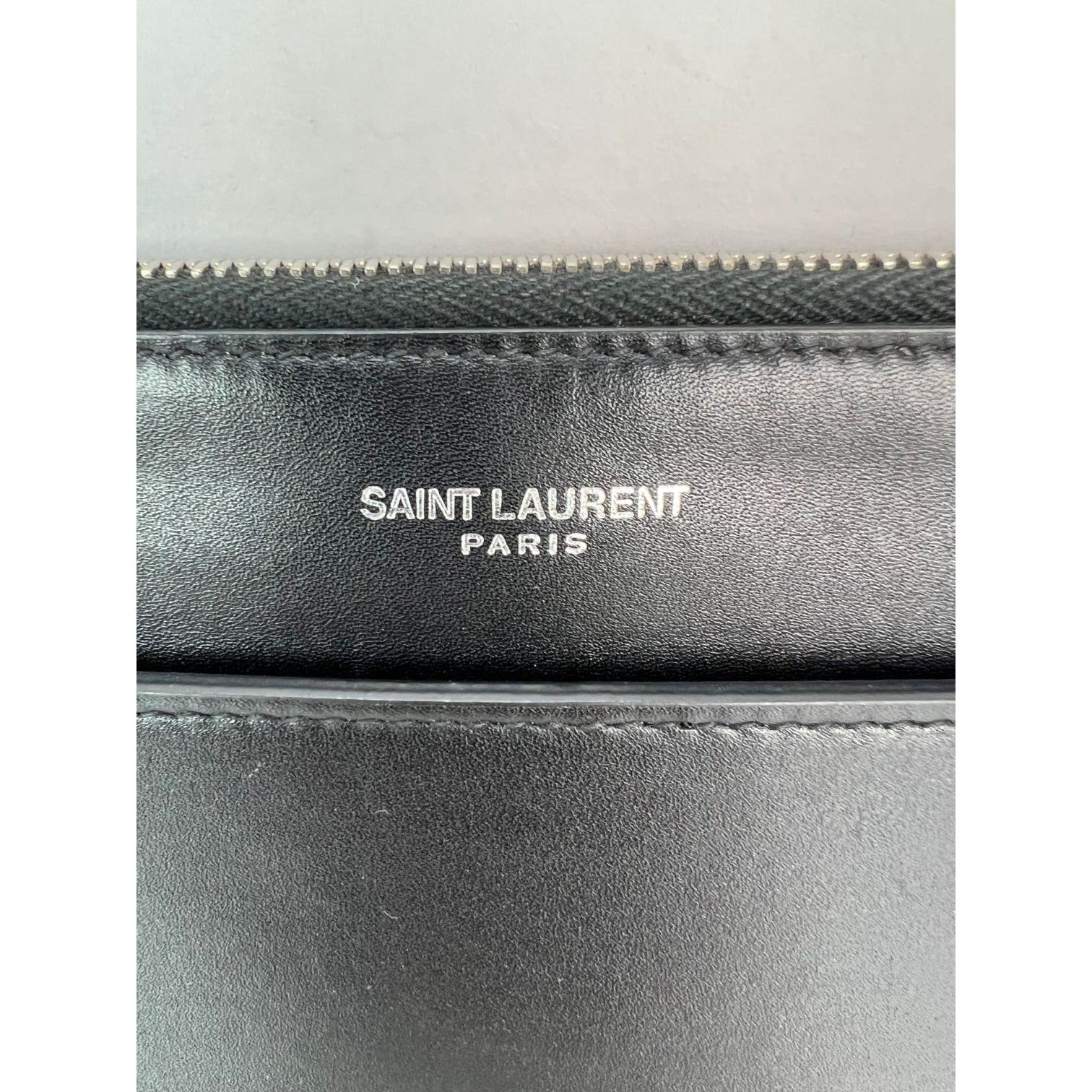 Túi đựng I-Pad bằng da trơn màu đen của Saint Laurent