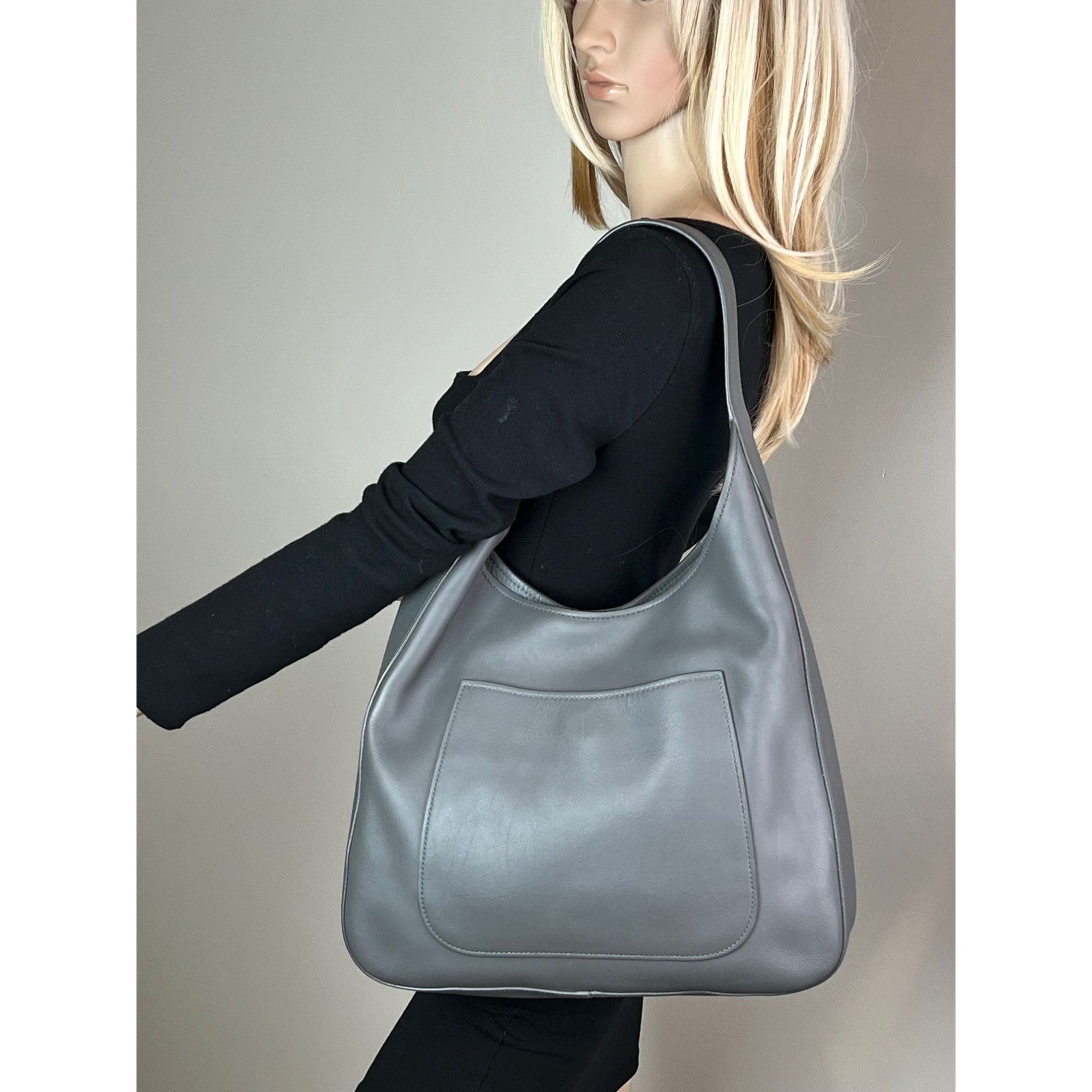 Túi Hobo màu xám của Prada Vitello Daino