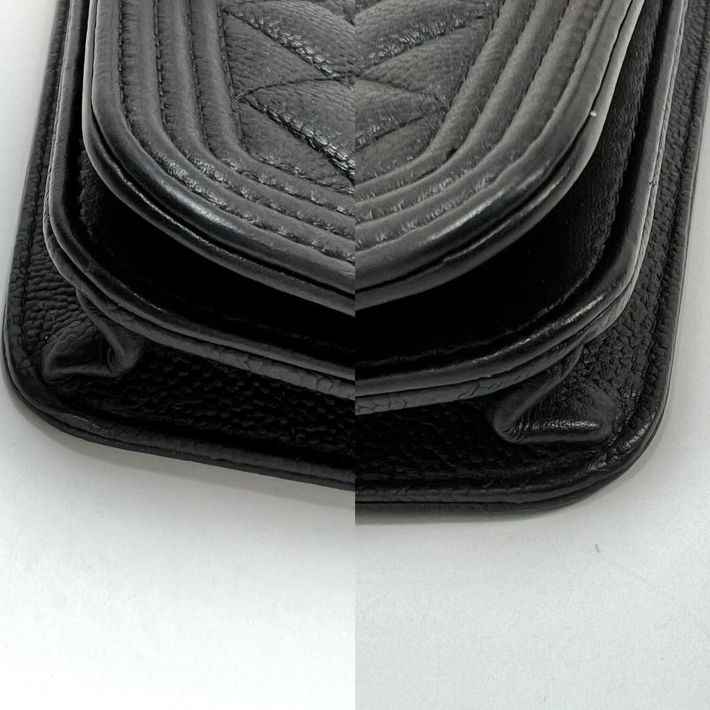 Ví cầm tay Chanel Caviar Quilted Mini Boy có dây xích màu đen