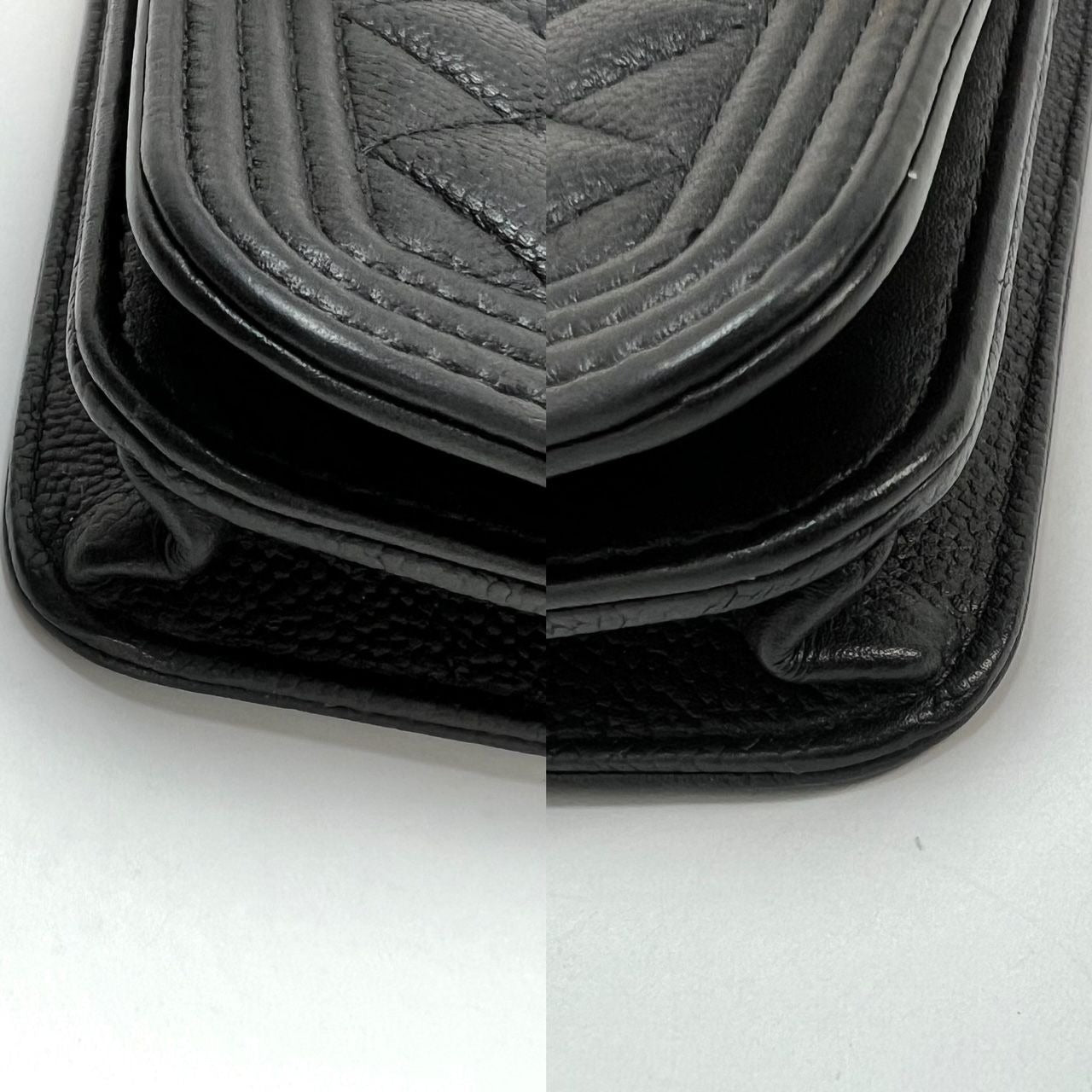 Ví cầm tay Chanel Caviar Quilted Mini Boy có dây xích màu đen