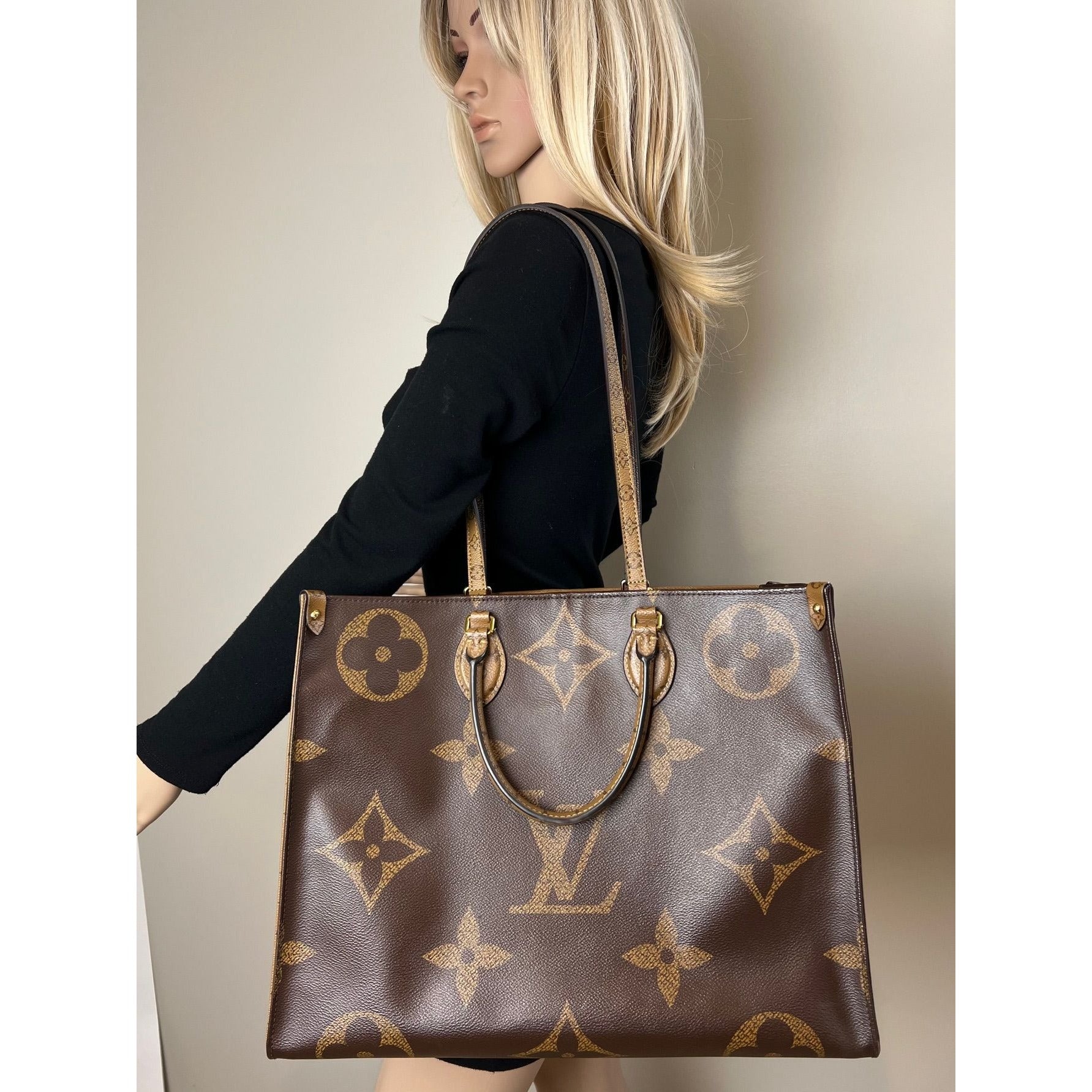 Túi tote Louis Vuitton ONTHEGO GM Reverse Giant Monogram