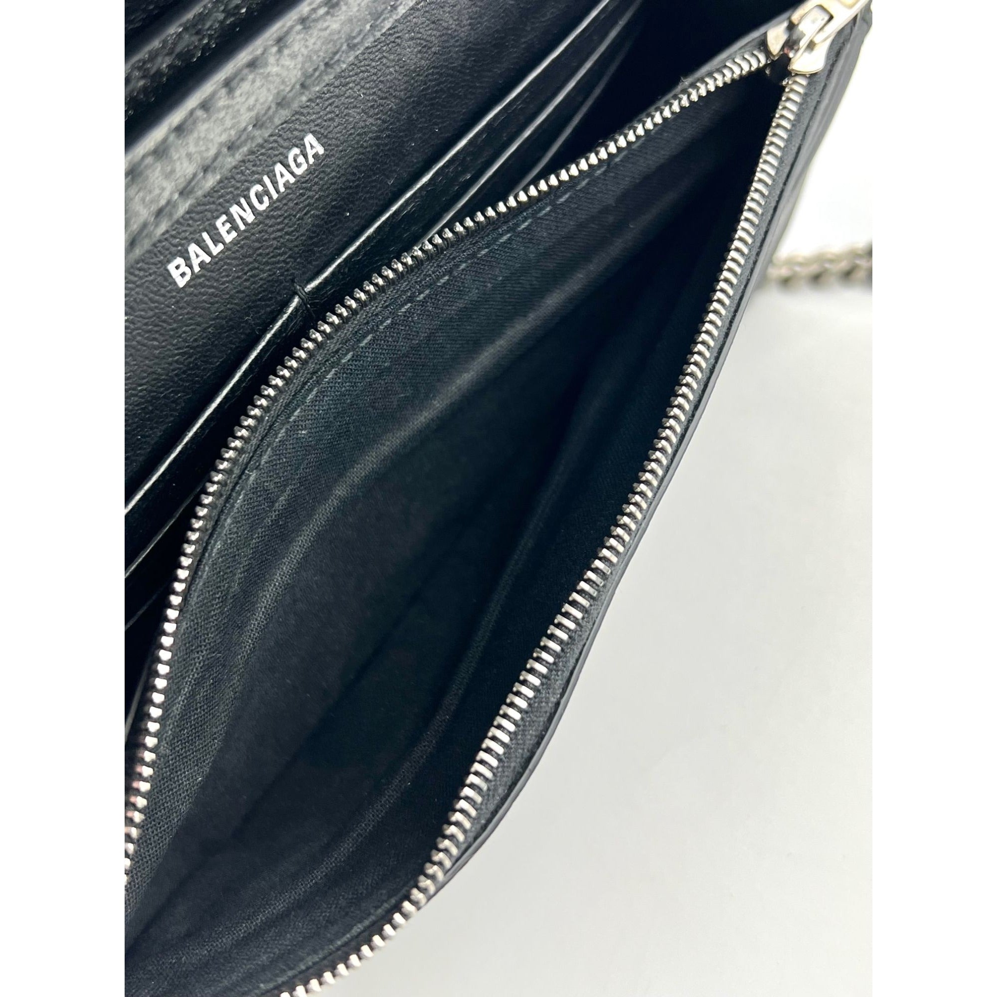 Túi đeo vai đính đá lấp lánh màu đen BALENCIAGA Hourglass Wallet On Chain