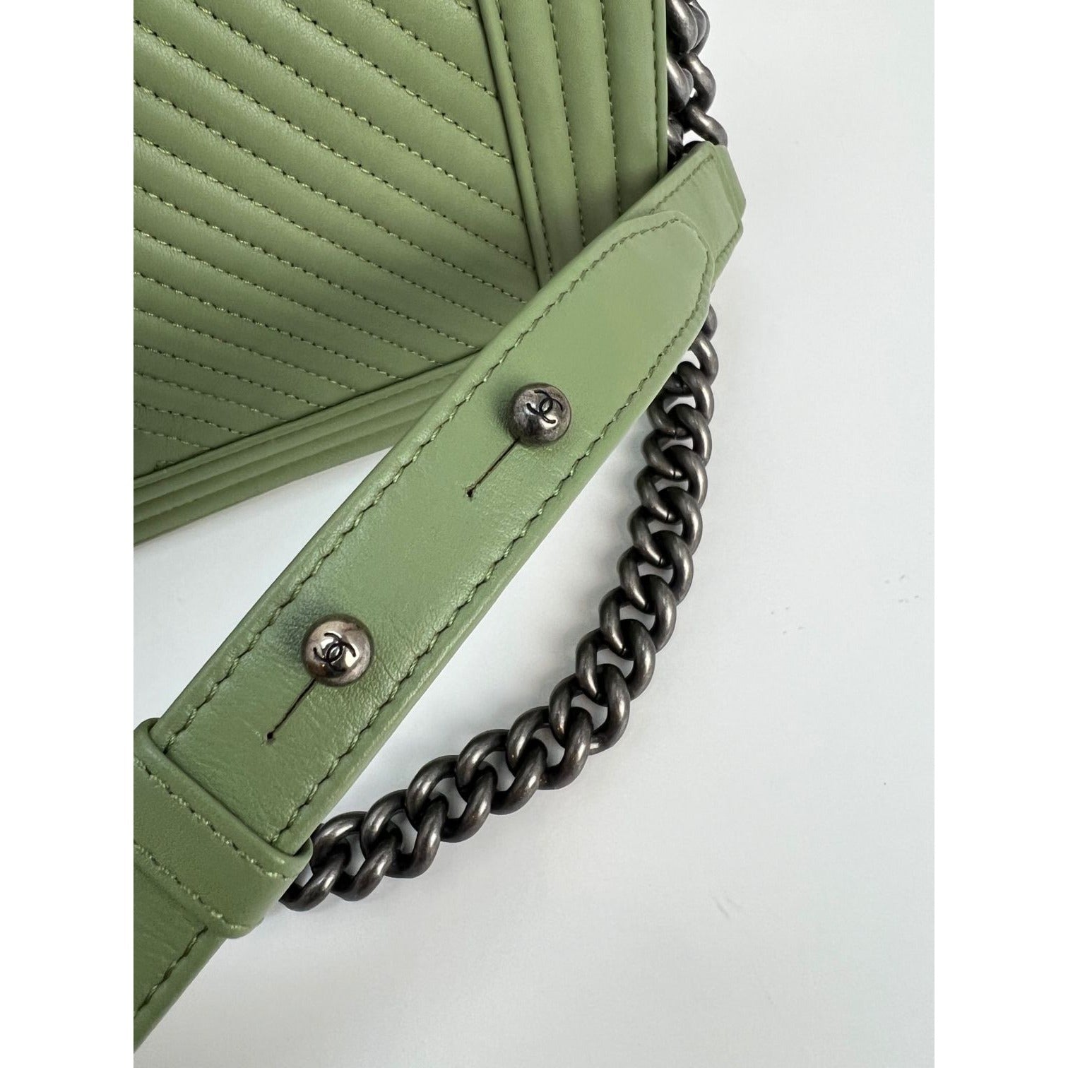 Túi Chanel Calfskin Chevron Quilted Medium Boy Flap Light Green