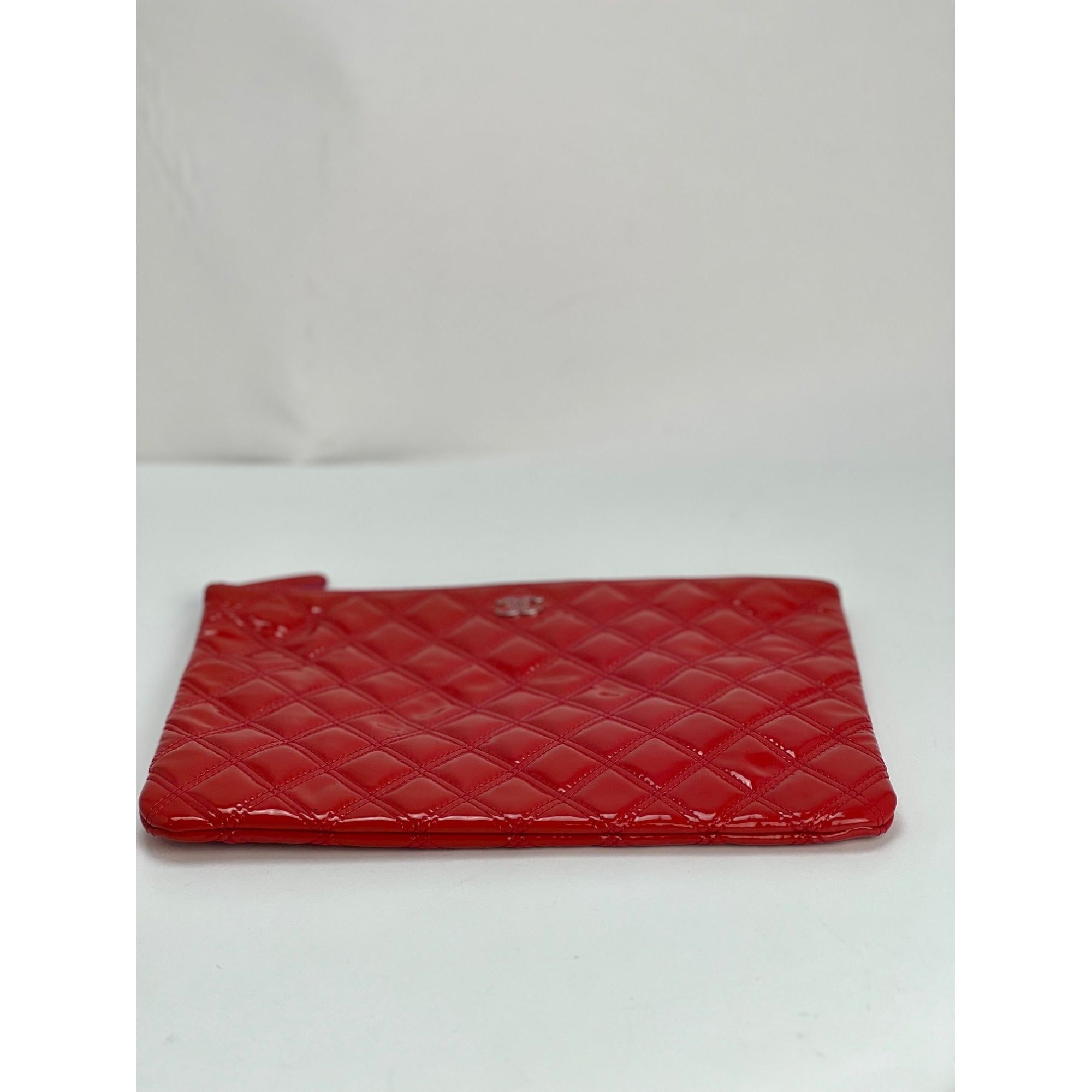 Hộp đựng mỹ phẩm Chanel Patent Quilted cỡ trung màu hồng đậm
