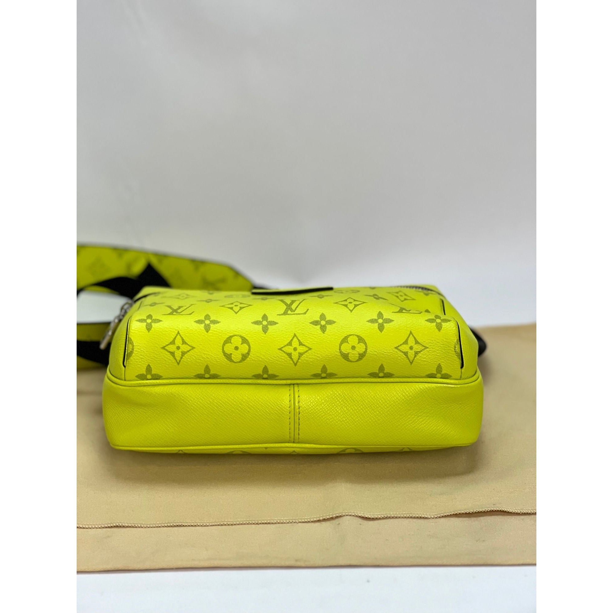 Túi đeo chéo ngoài trời Taigarama màu vàng của LOUIS VUITTON