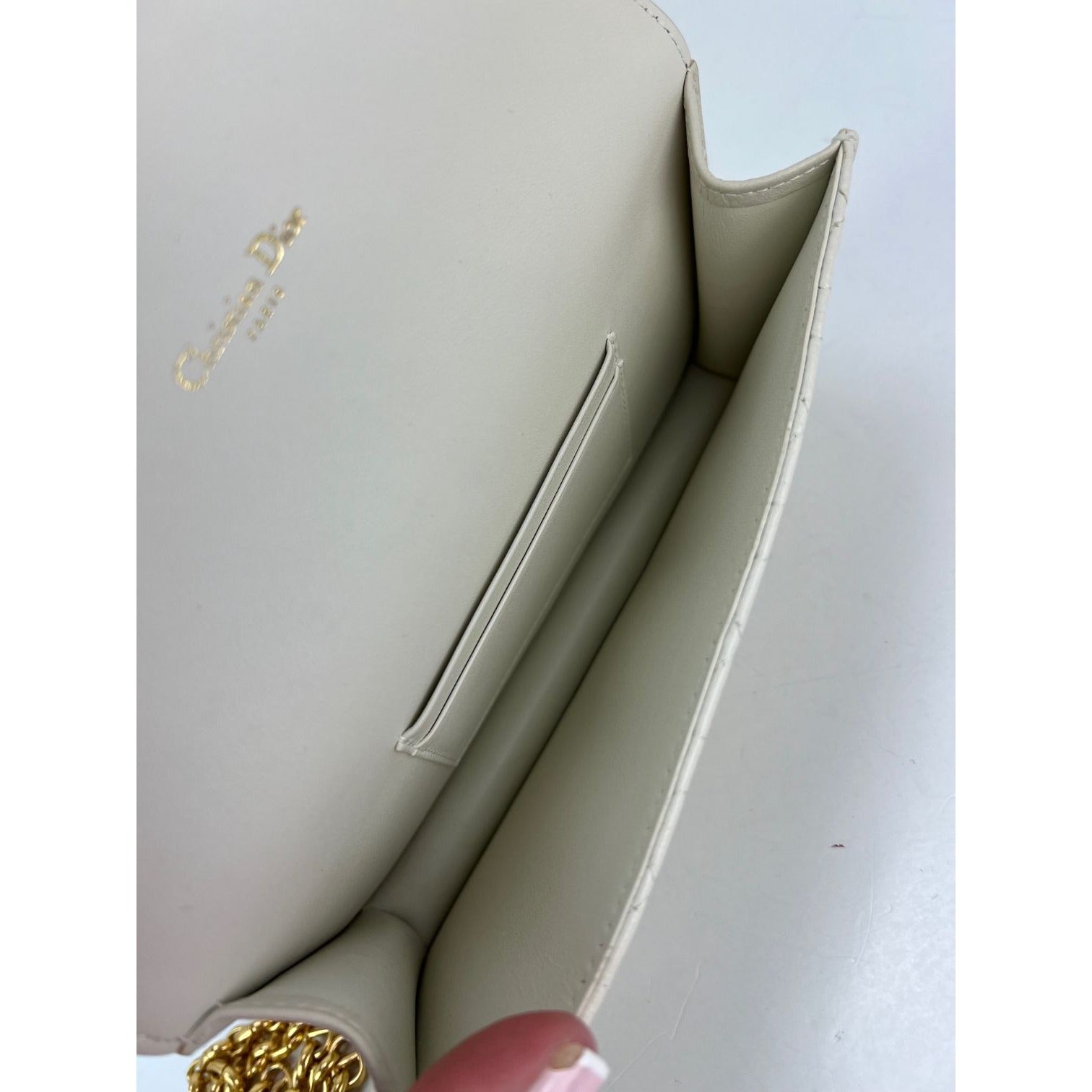 Túi cầm tay thắt lưng da trắng Caro Cannage của Christian Dior