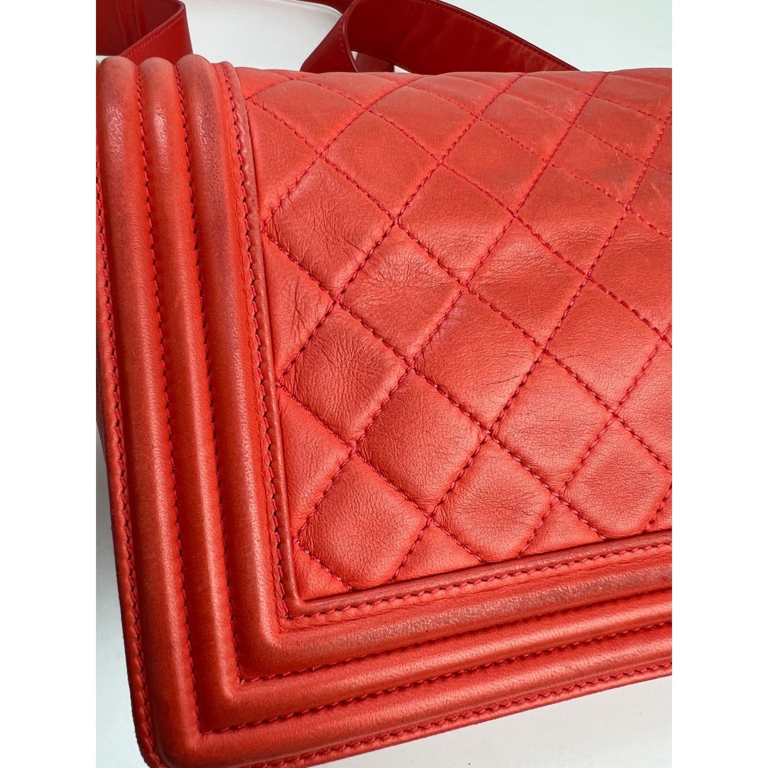 Túi Chanel Lambskin Quilted Medium Boy màu đỏ có nắp