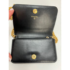 Ví cầm tay Chanel Caviar Quilted Mini Boy có dây xích màu đen