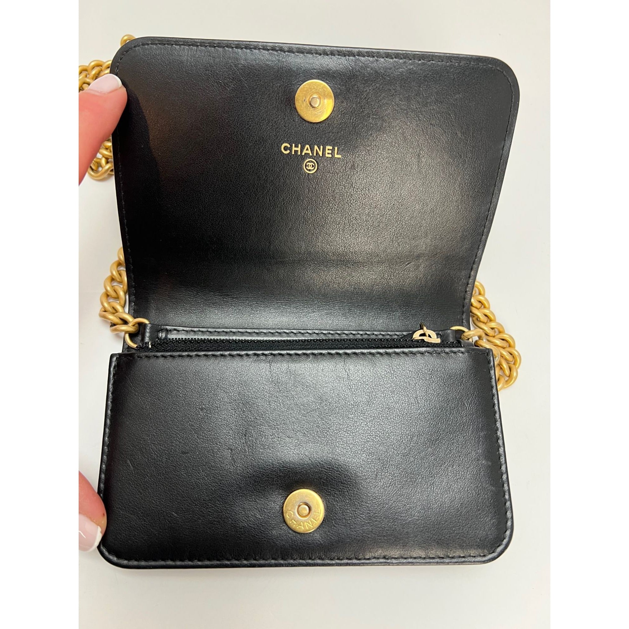 Ví cầm tay Chanel Caviar Quilted Mini Boy có dây xích màu đen