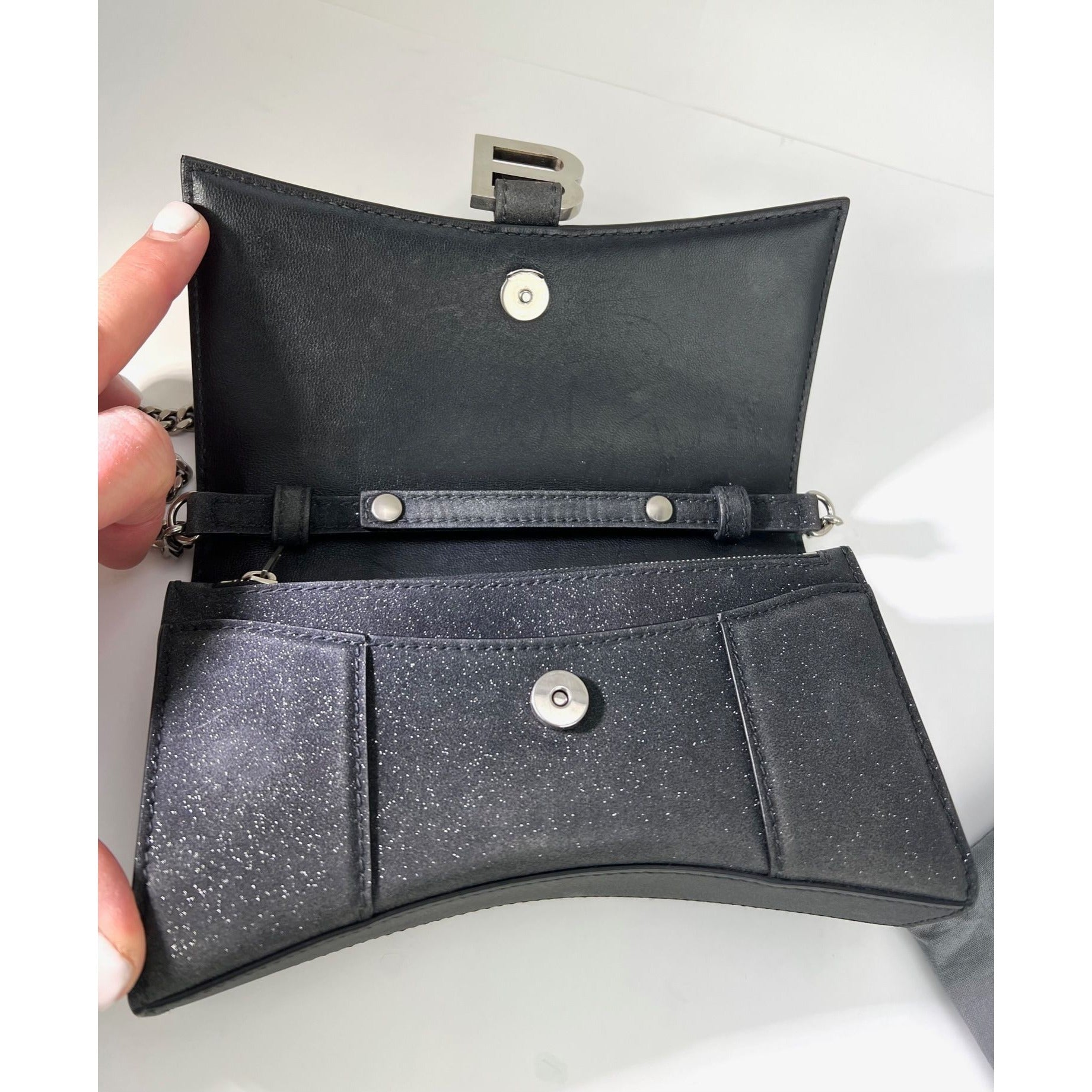 Túi đeo vai đính đá lấp lánh màu đen BALENCIAGA Hourglass Wallet On Chain
