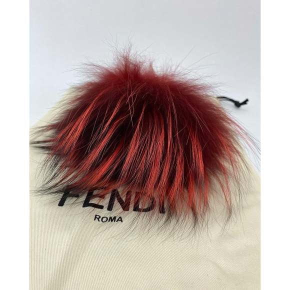 Móc khóa túi xách bằng da hình côn trùng lông đỏ Fendi / Mặt dây chuyền túi xách