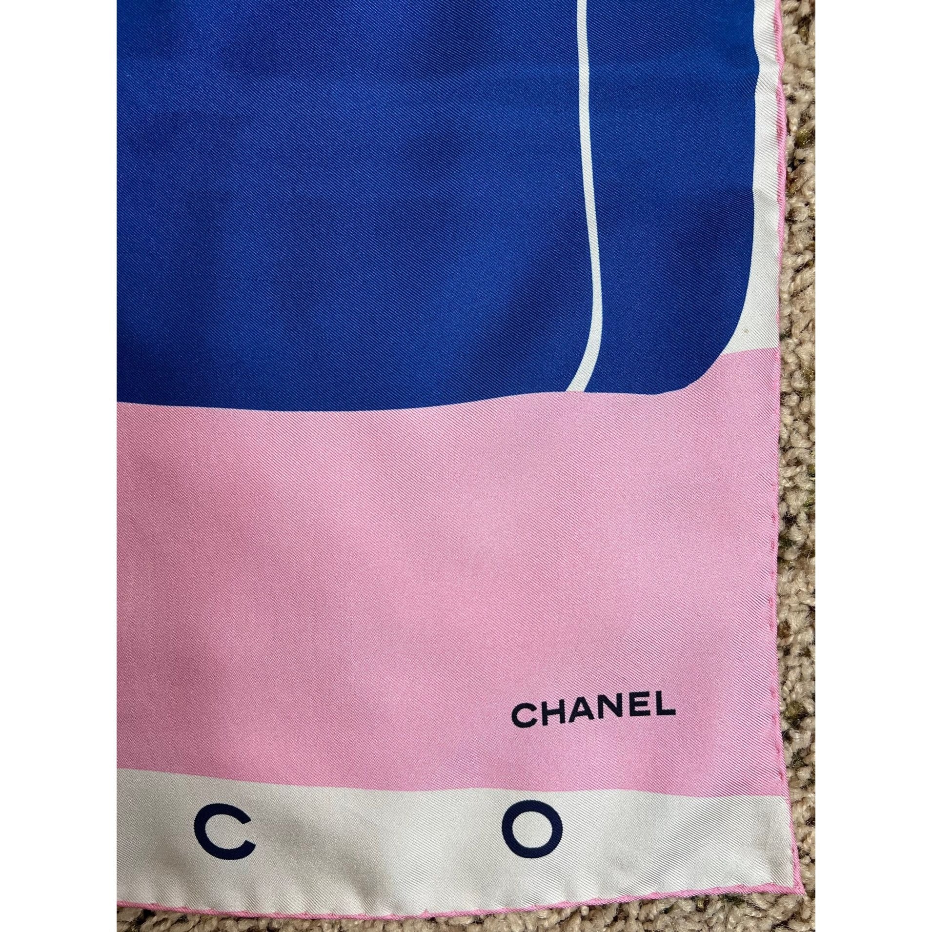 Khăn lụa Chanel màu hồng đen xanh