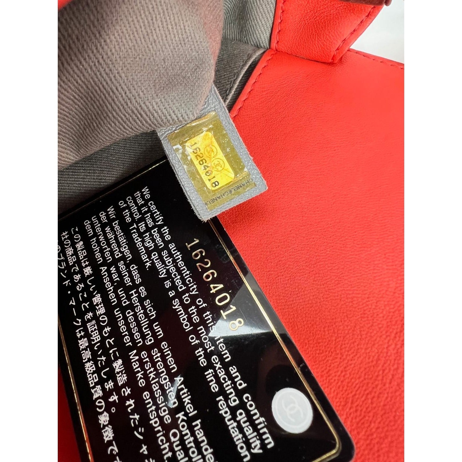 Túi Chanel Lambskin Quilted Medium Boy màu đỏ có nắp