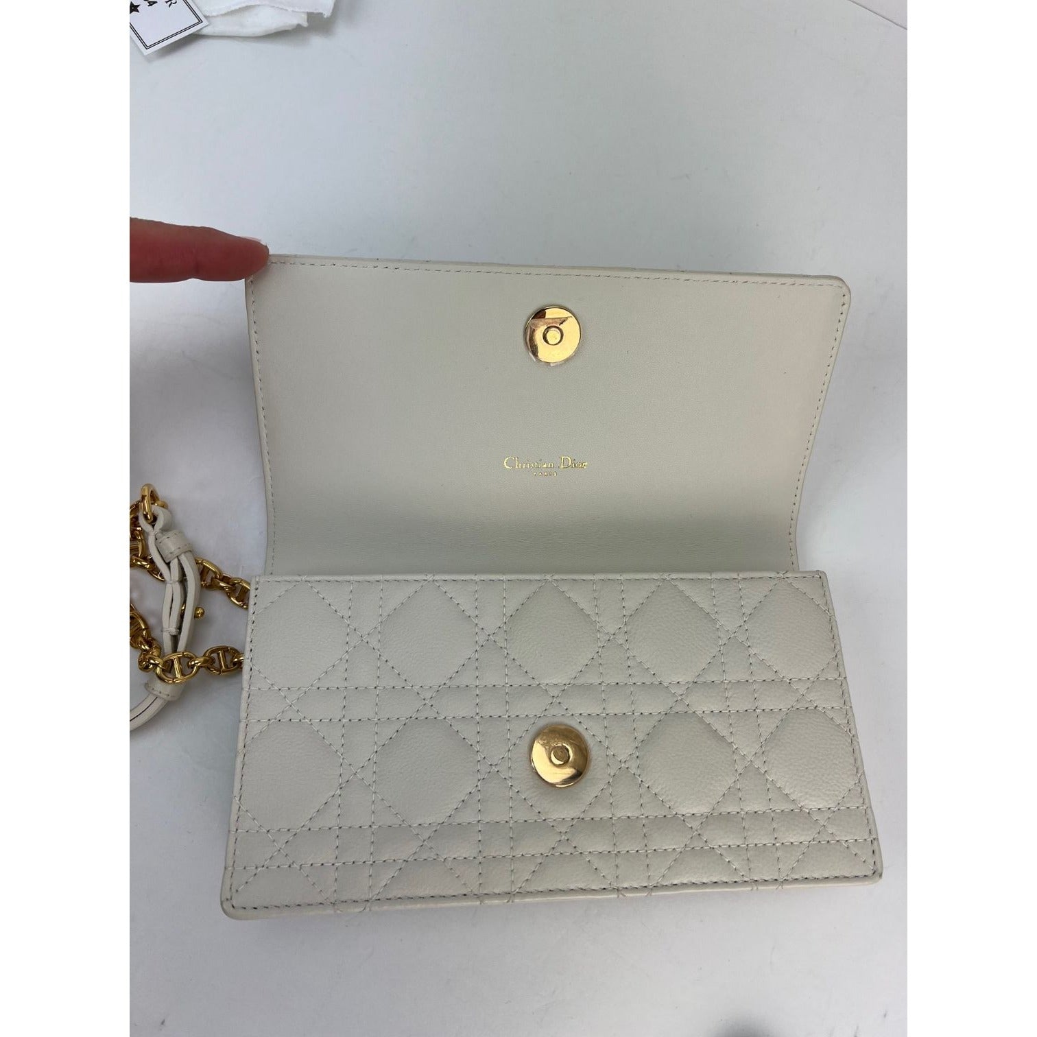 Túi cầm tay thắt lưng da trắng Caro Cannage của Christian Dior