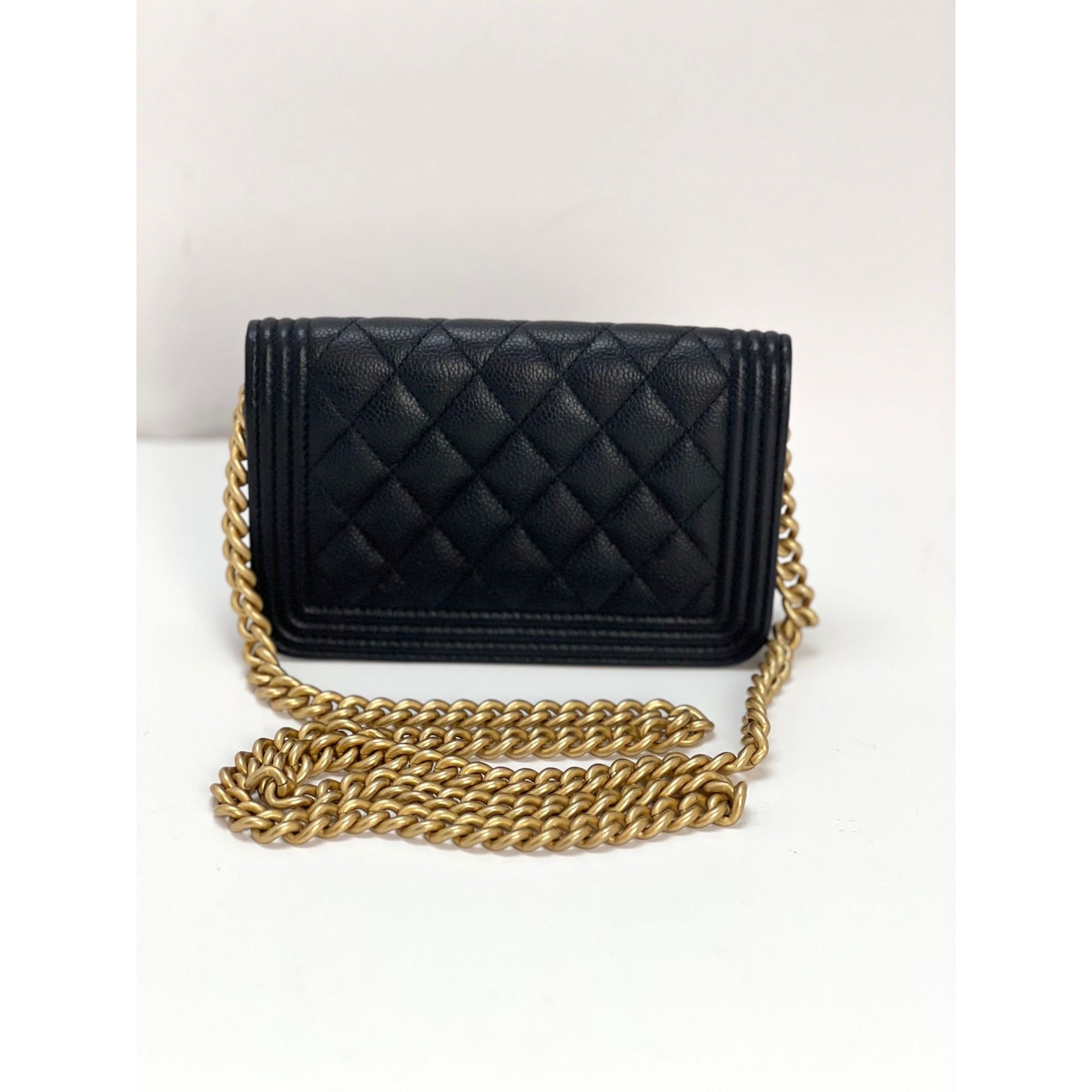 Ví cầm tay Chanel Caviar Quilted Mini Boy có dây xích màu đen