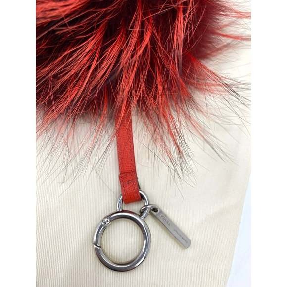 Móc khóa túi xách bằng da hình côn trùng lông đỏ Fendi / Mặt dây chuyền túi xách
