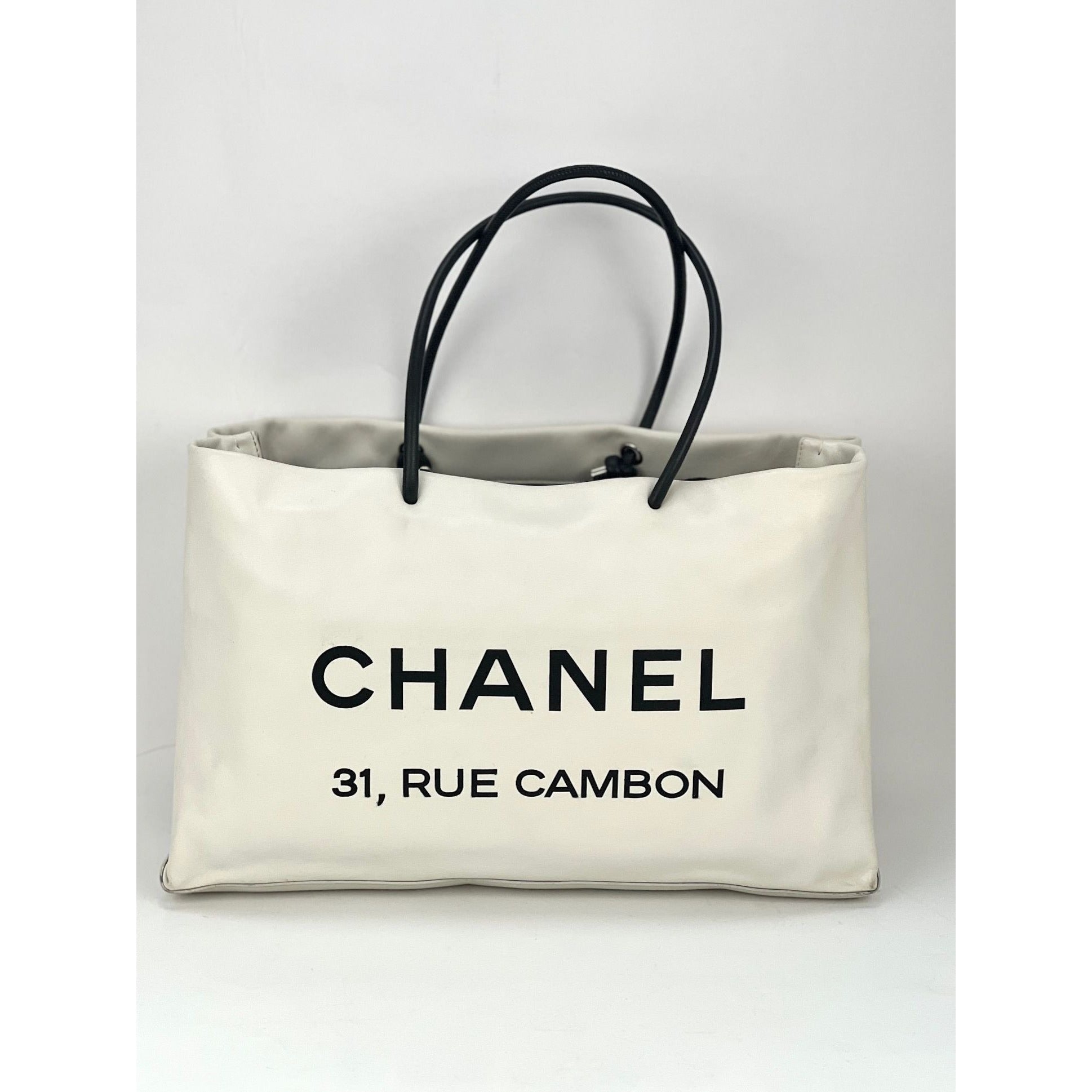 Chanel Essential 31 Rue Cambon Túi da màu trắng dốc