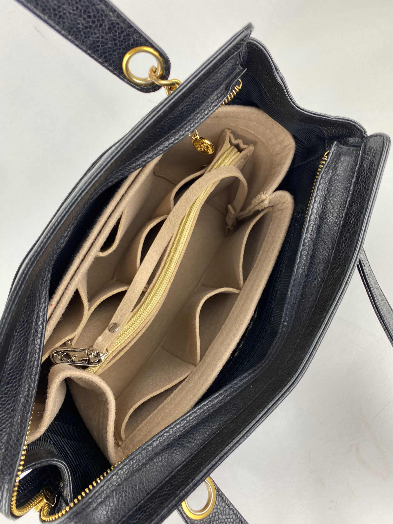 Túi đeo vai CHANEL Vintage Black Caviar Leather CC Zip Tote có thêm miếng lót đã qua sử dụng