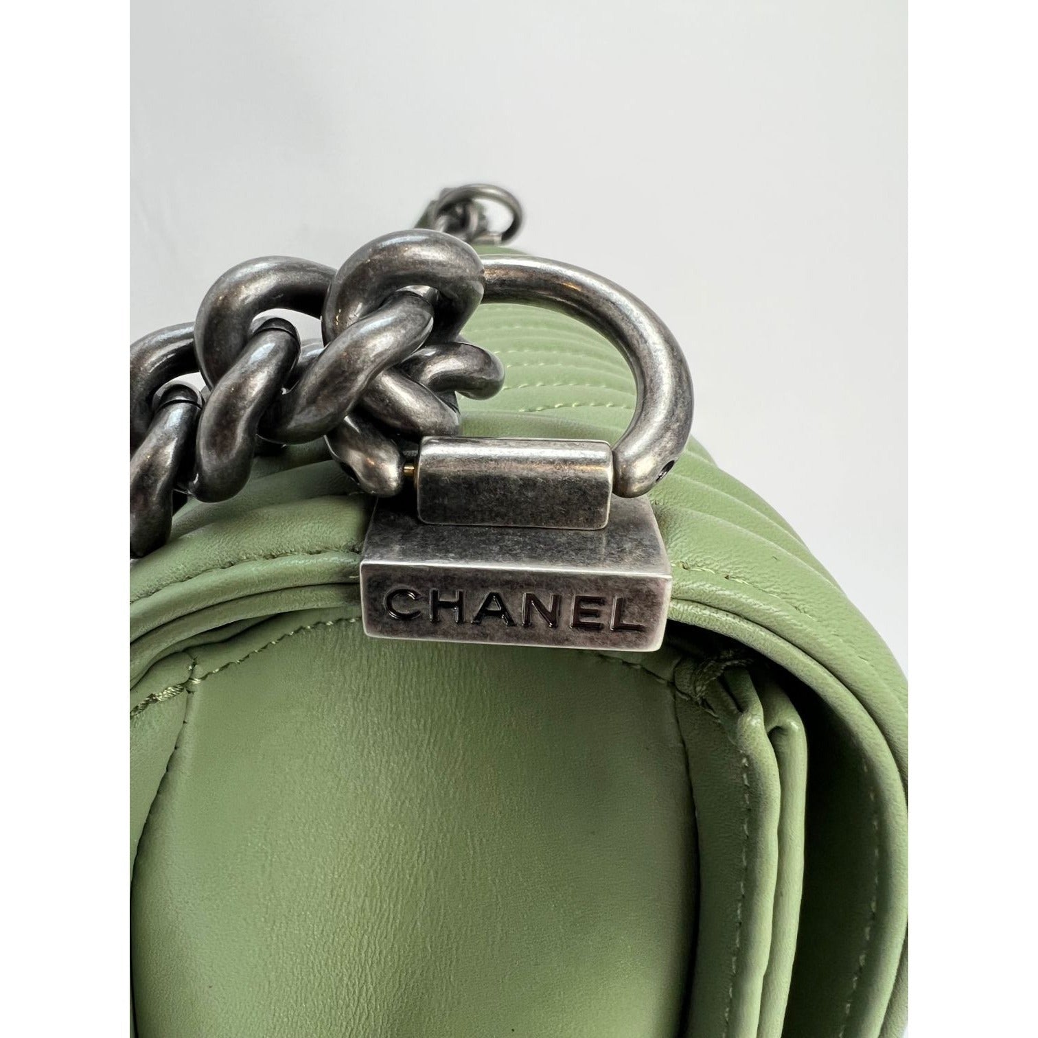 Túi Chanel Calfskin Chevron Quilted Medium Boy Flap Light Green