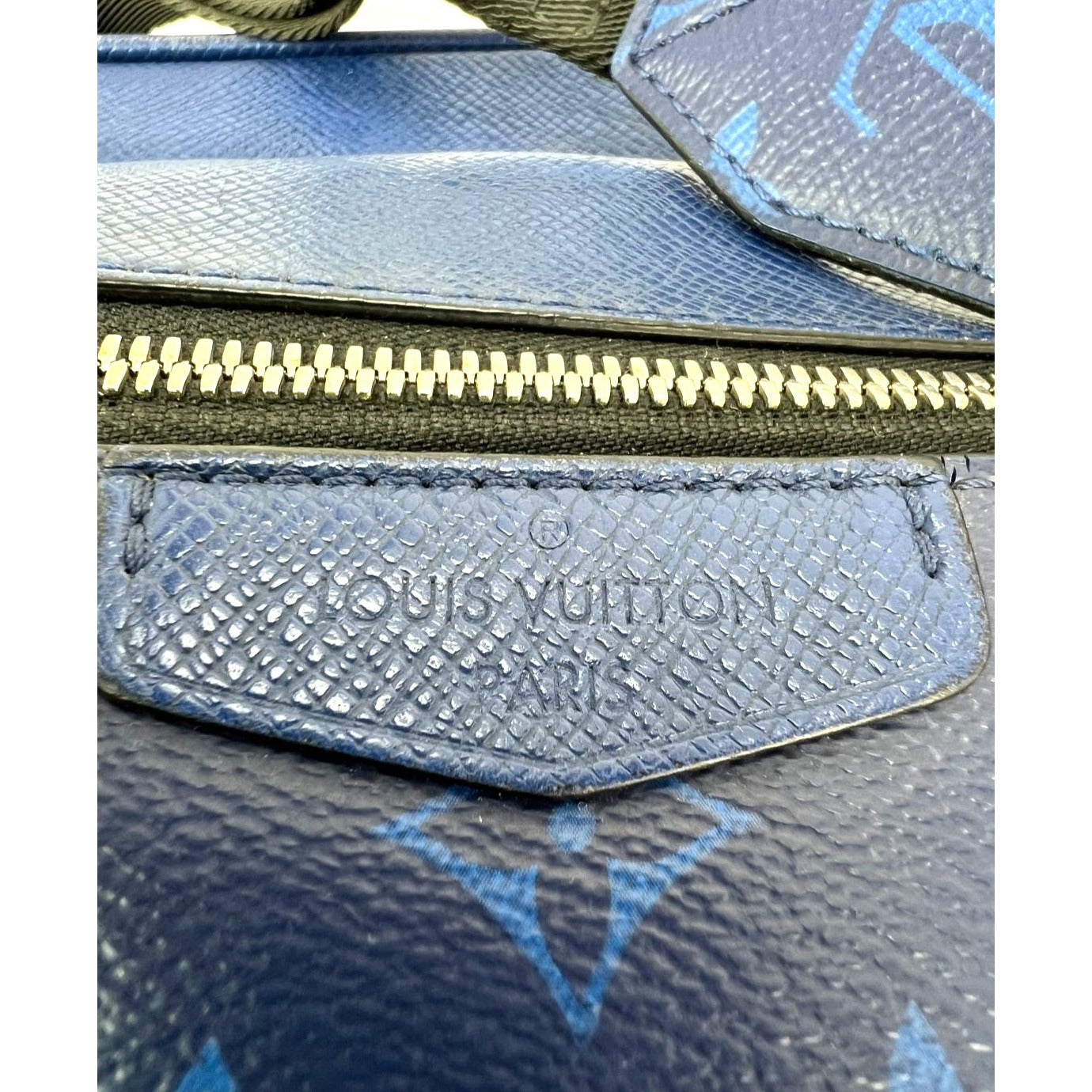 Túi đeo chéo ngoài trời Taigarama màu xanh của LOUIS VUITTON