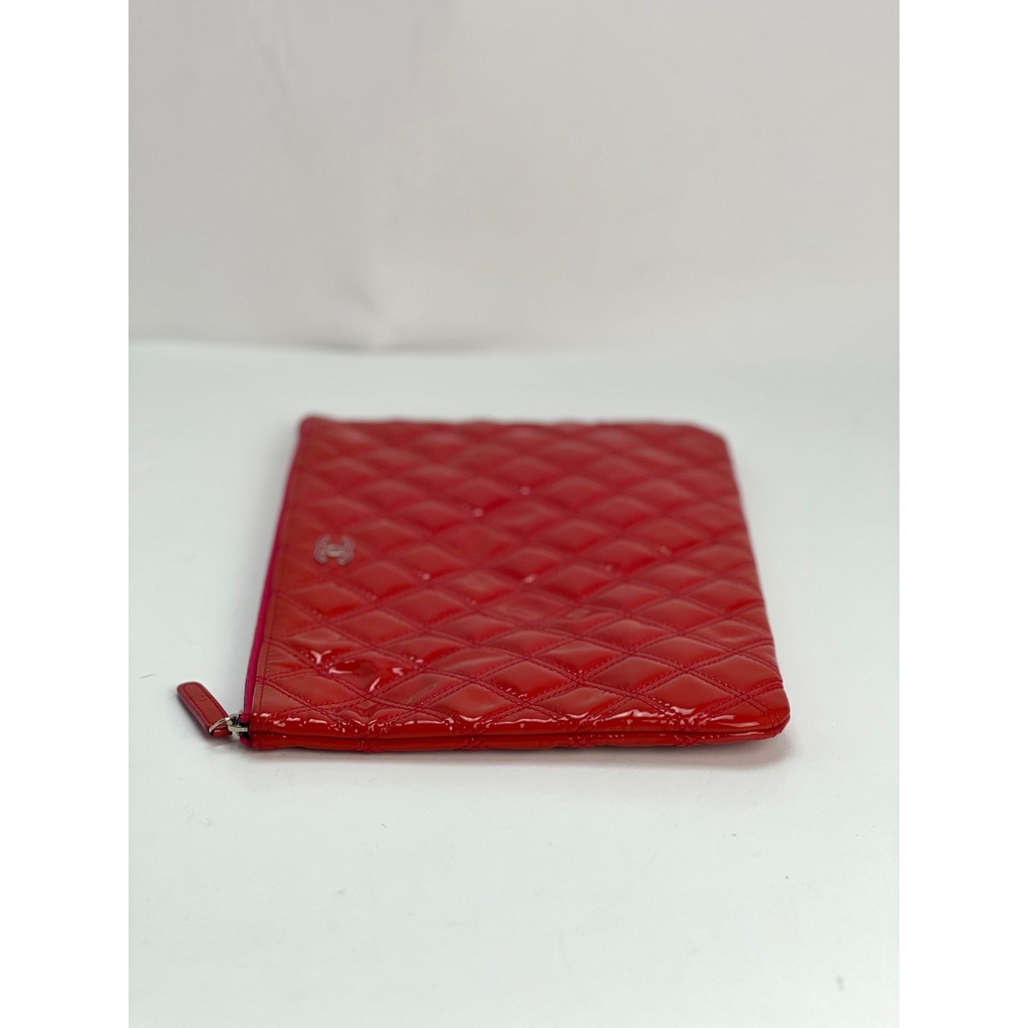 Hộp đựng mỹ phẩm Chanel Patent Quilted cỡ trung màu hồng đậm