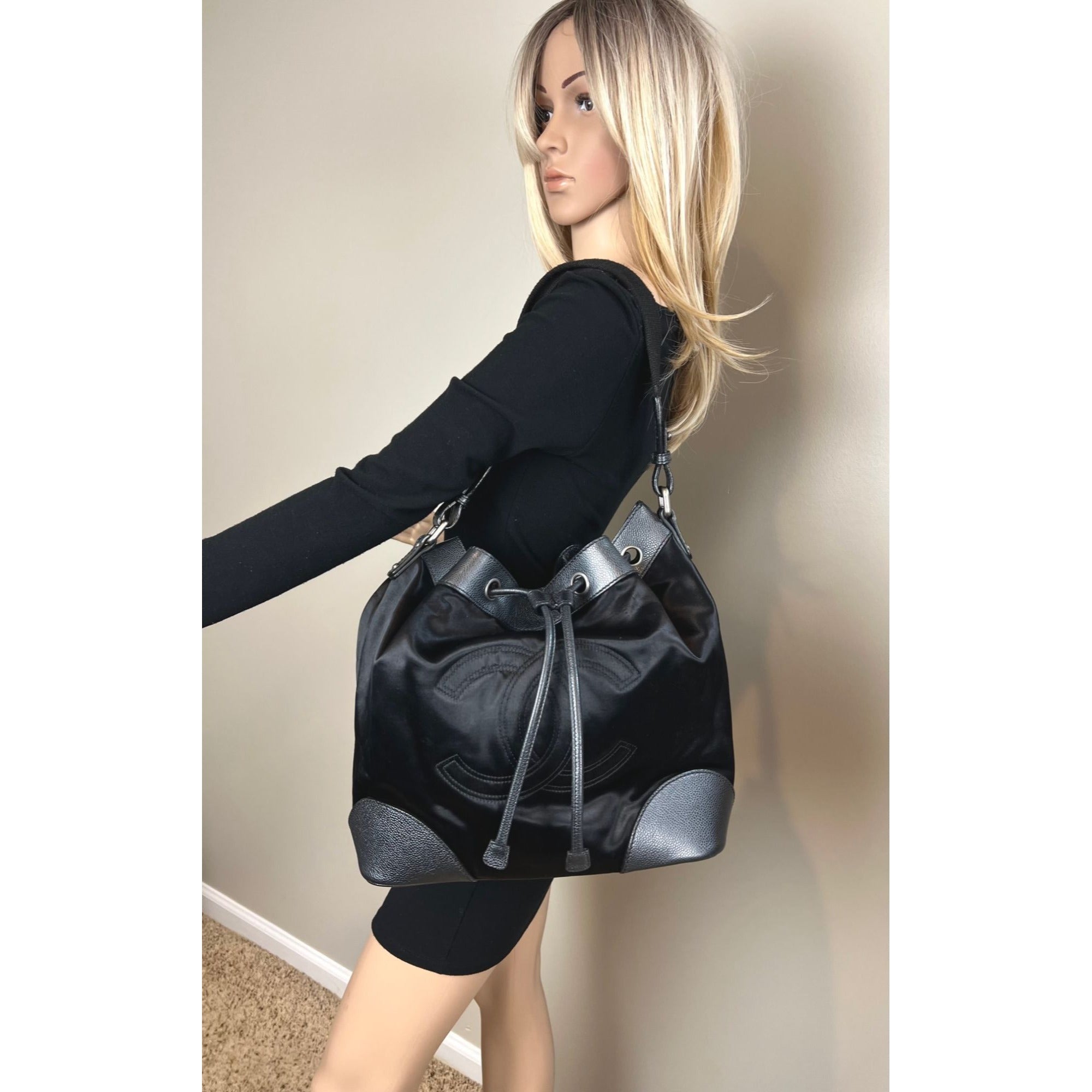 Túi đeo vai CHANEL Satin CC màu đen cỡ lớn