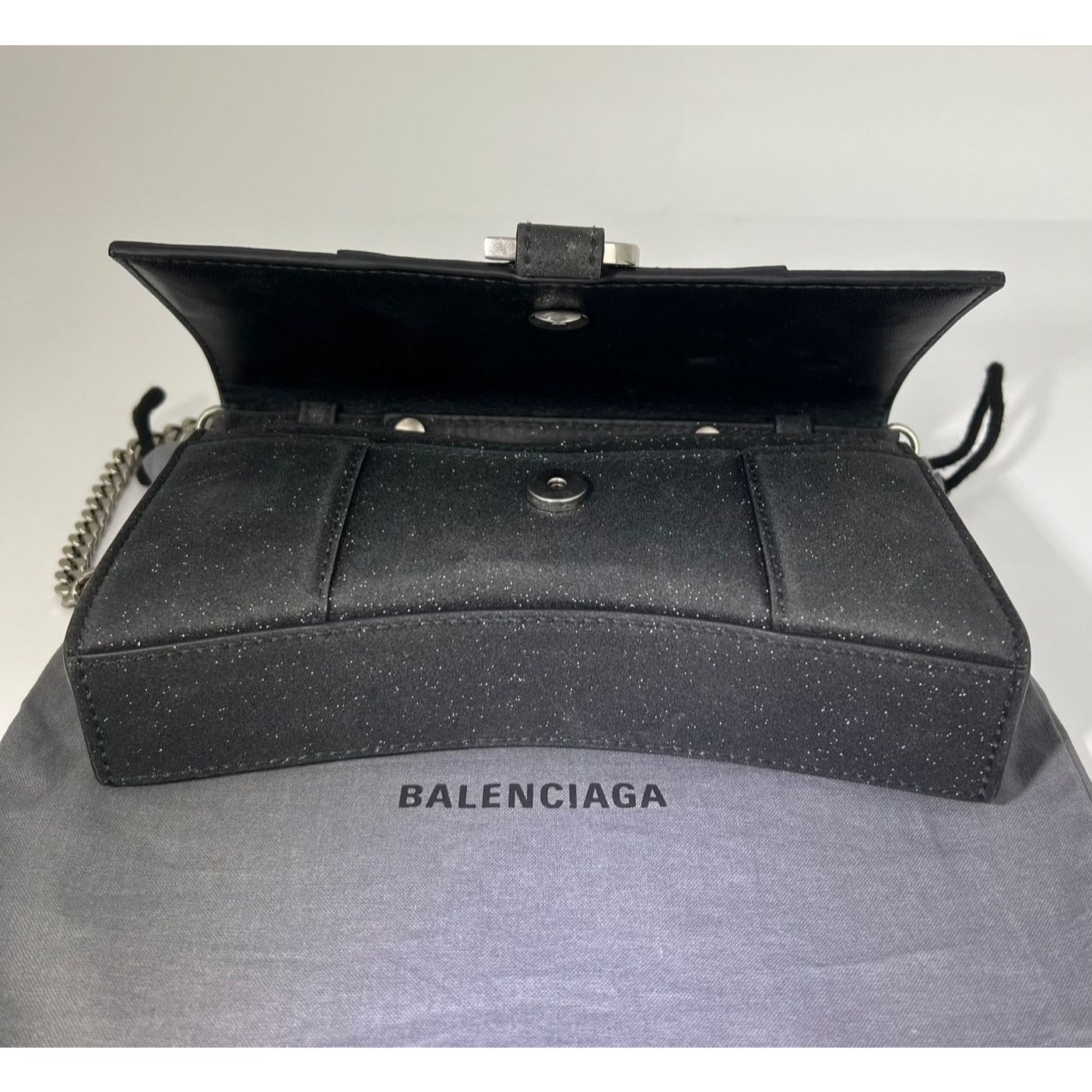 Túi đeo vai đính đá lấp lánh màu đen BALENCIAGA Hourglass Wallet On Chain