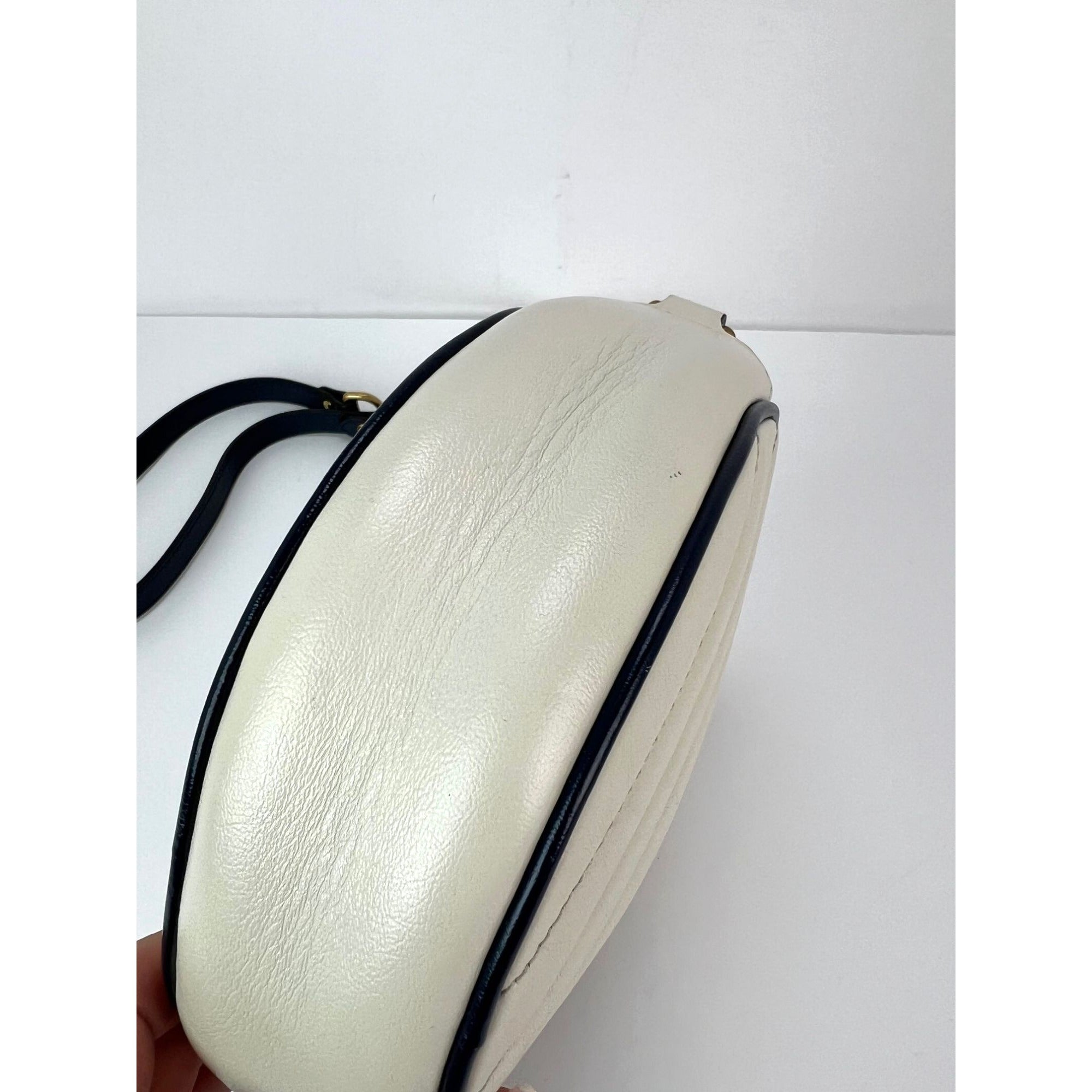 Túi đeo vai Gucci GG Azalea Matelasse bằng da tròn Mystic White
