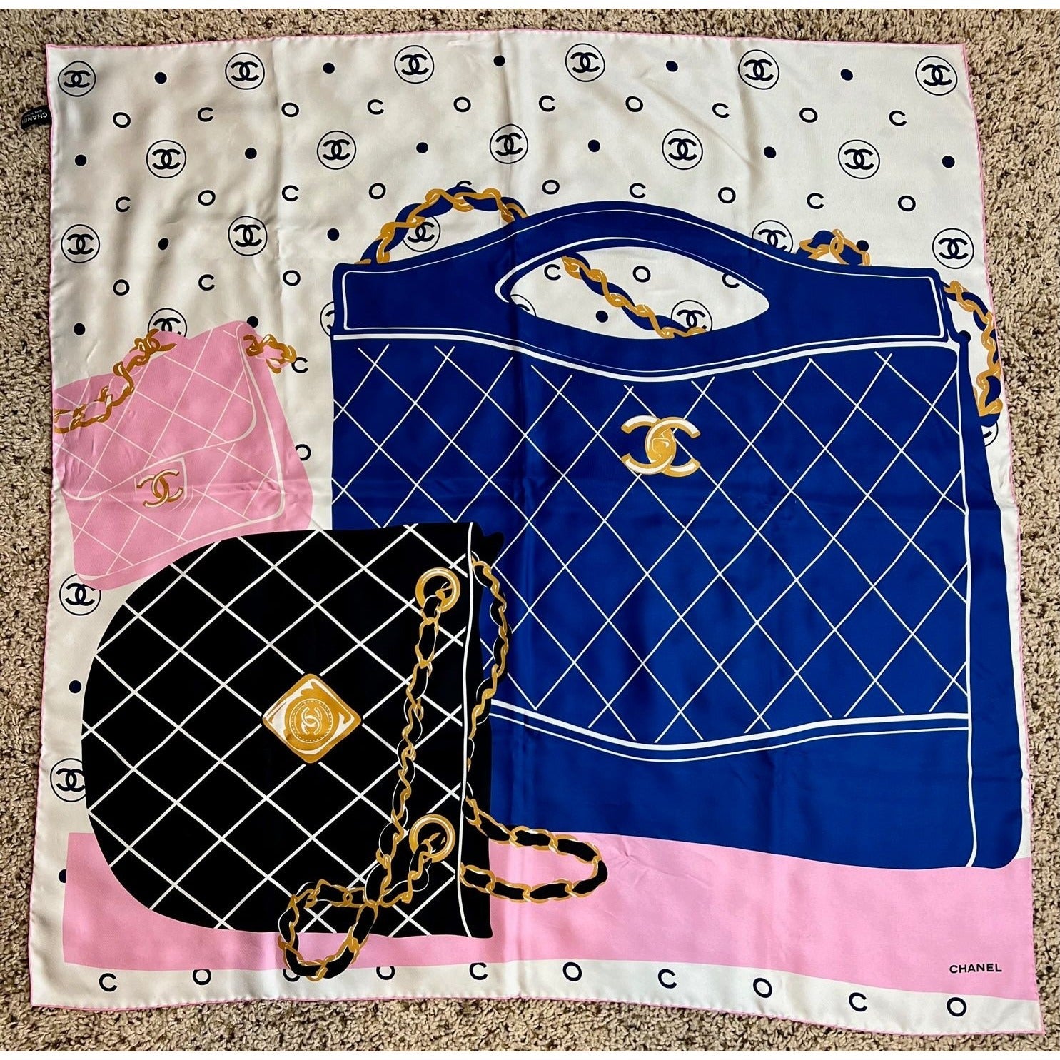 Khăn lụa Chanel màu hồng đen xanh