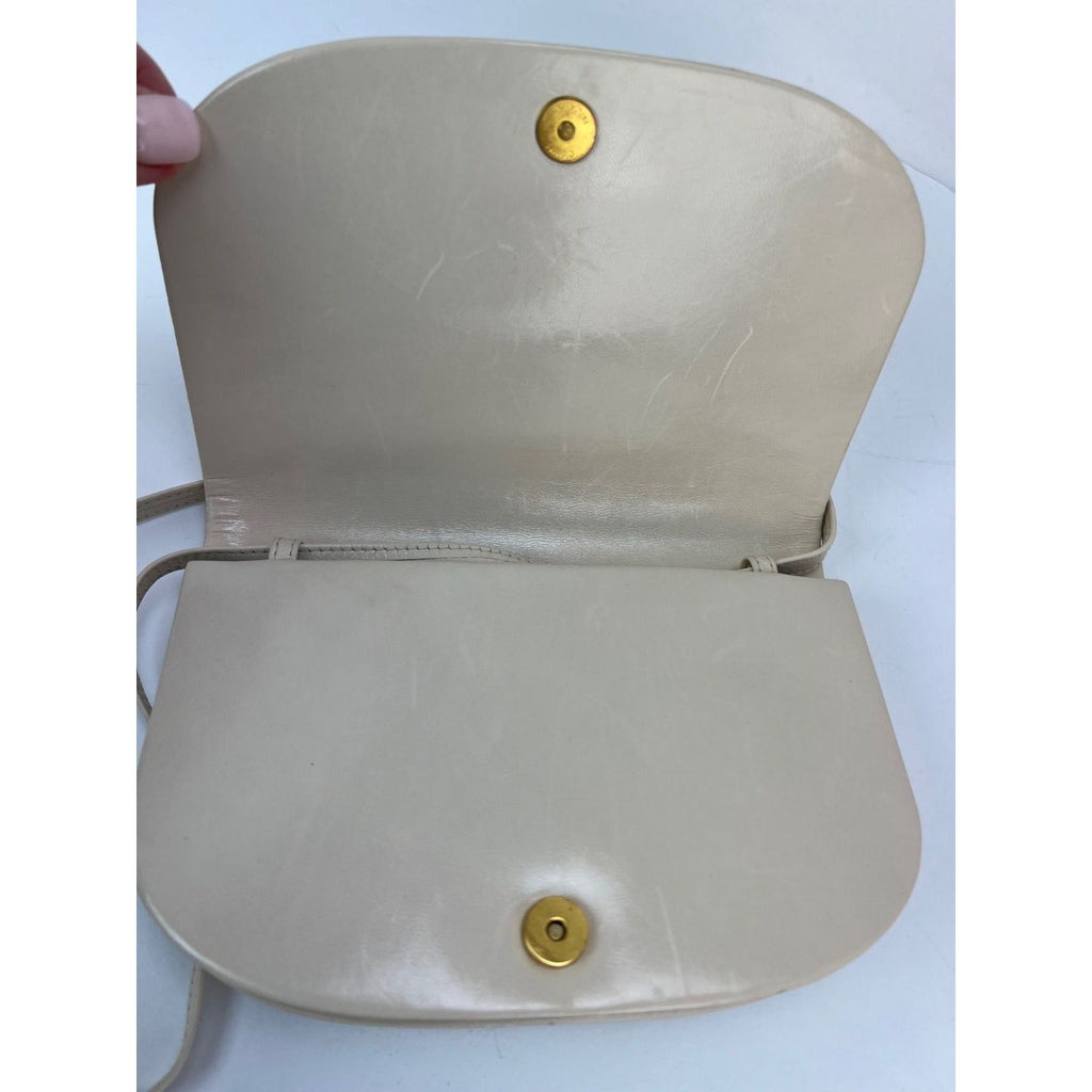Túi ly hợp đeo vai da trắng của Bottega Veneta Intreciato