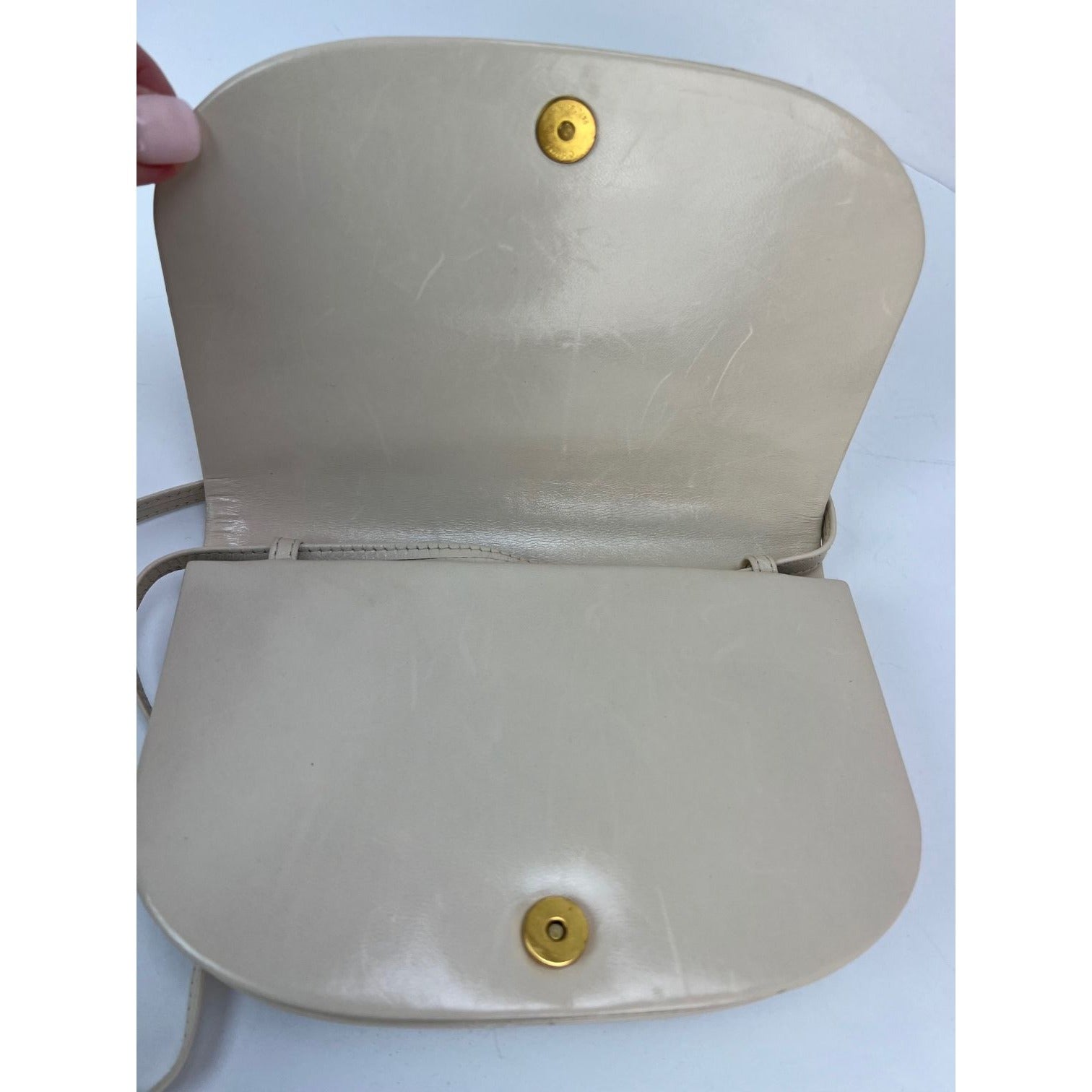 Túi ly hợp đeo vai da trắng của Bottega Veneta Intreciato