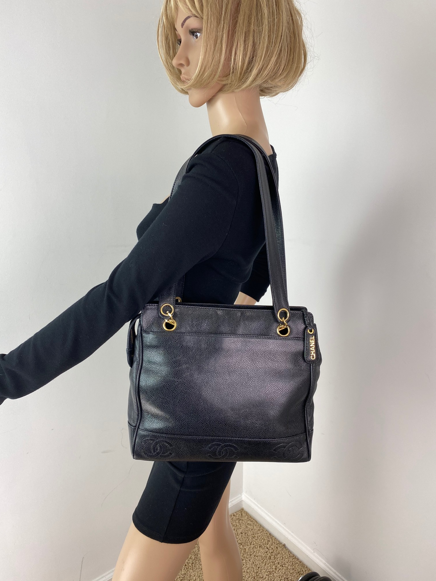 Túi đeo vai CHANEL Vintage Black Caviar Leather CC Zip Tote có thêm miếng lót đã qua sử dụng
