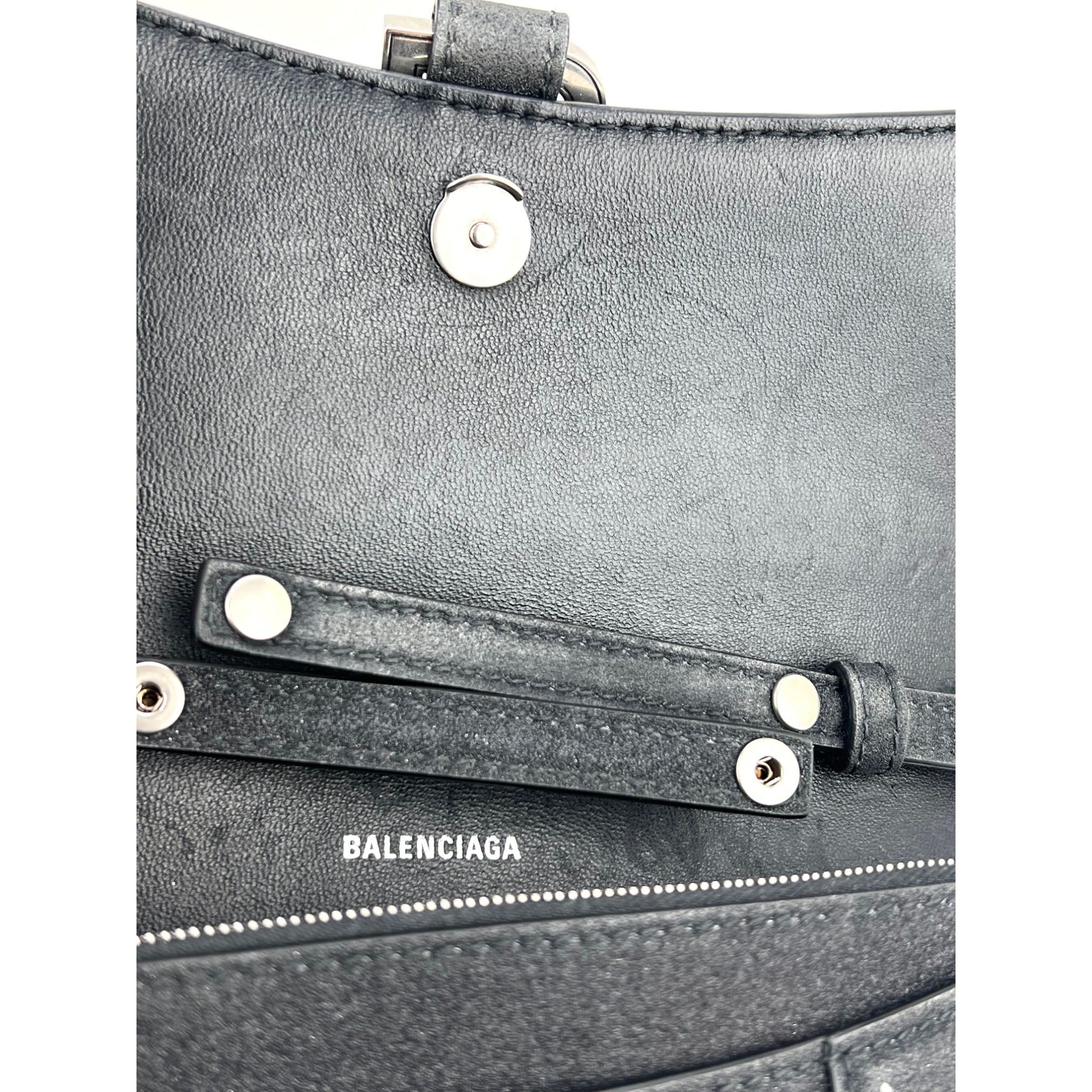 Túi đeo vai đính đá lấp lánh màu đen BALENCIAGA Hourglass Wallet On Chain