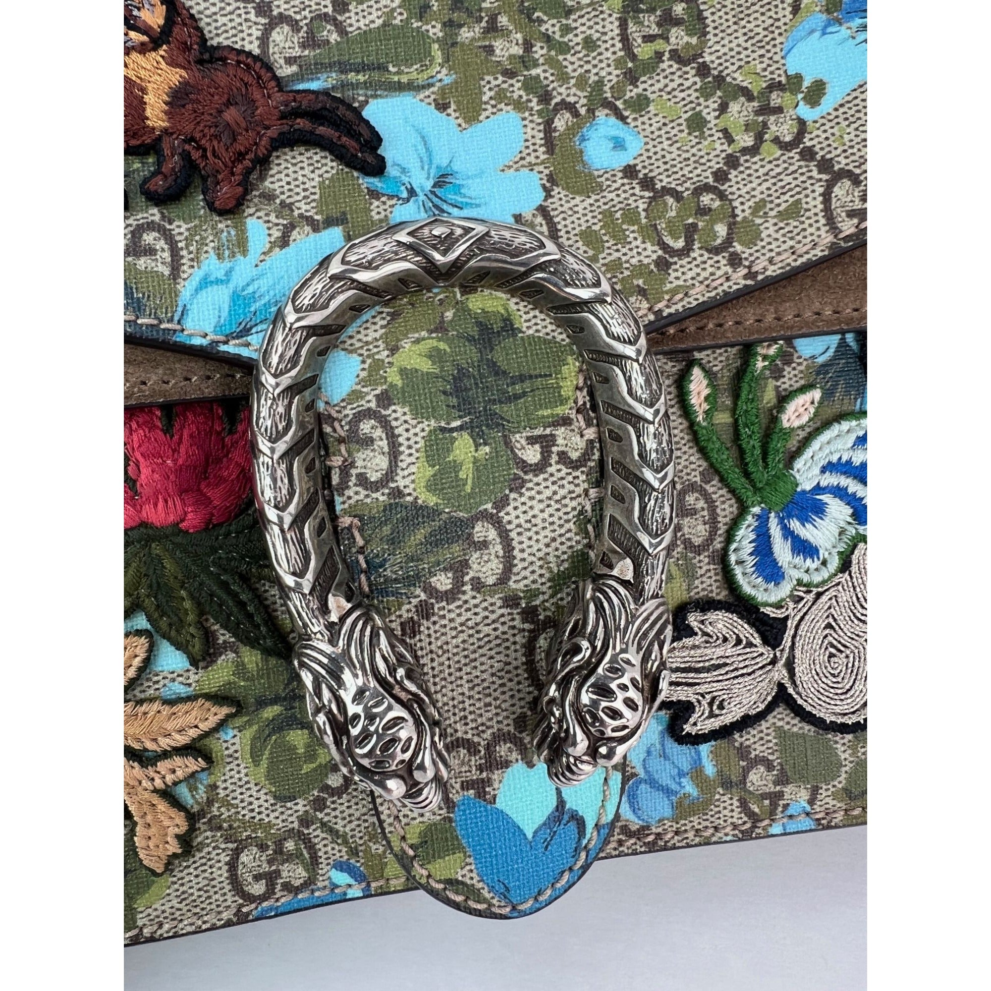 Túi đeo vai Gucci GG Supreme Blooms thêu họa tiết Dionysus cỡ trung màu xanh lam nâu xám