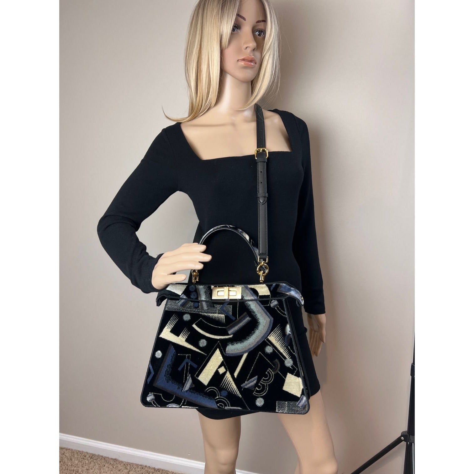 Túi đeo vai Fendi Peekaboo I see u bằng nhung in họa tiết cỡ trung màu đen xanh