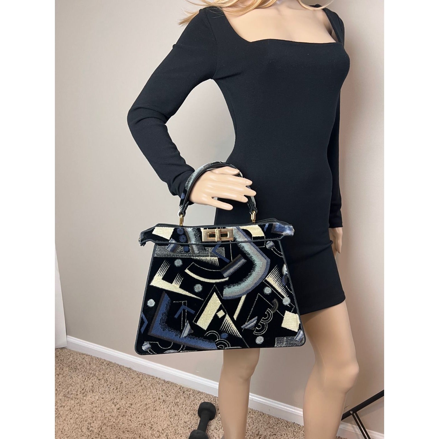 Túi đeo vai Fendi Peekaboo I see u bằng nhung in họa tiết cỡ trung màu đen xanh