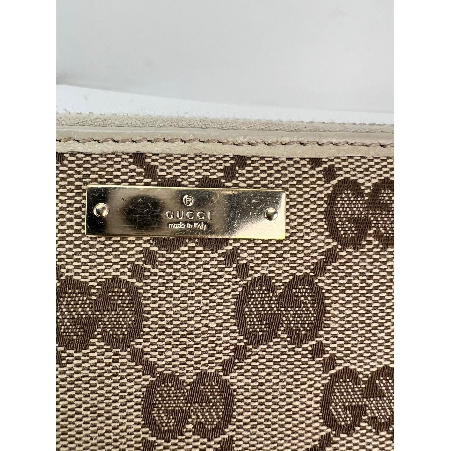 Ví dài bằng vải canvas có khóa kéo logo Gucci GG màu be