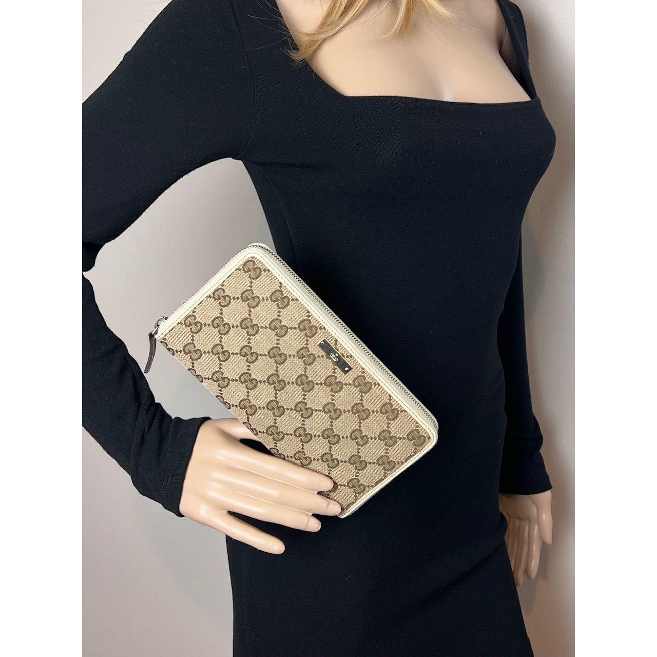 Ví dài bằng vải canvas có khóa kéo logo Gucci GG màu be