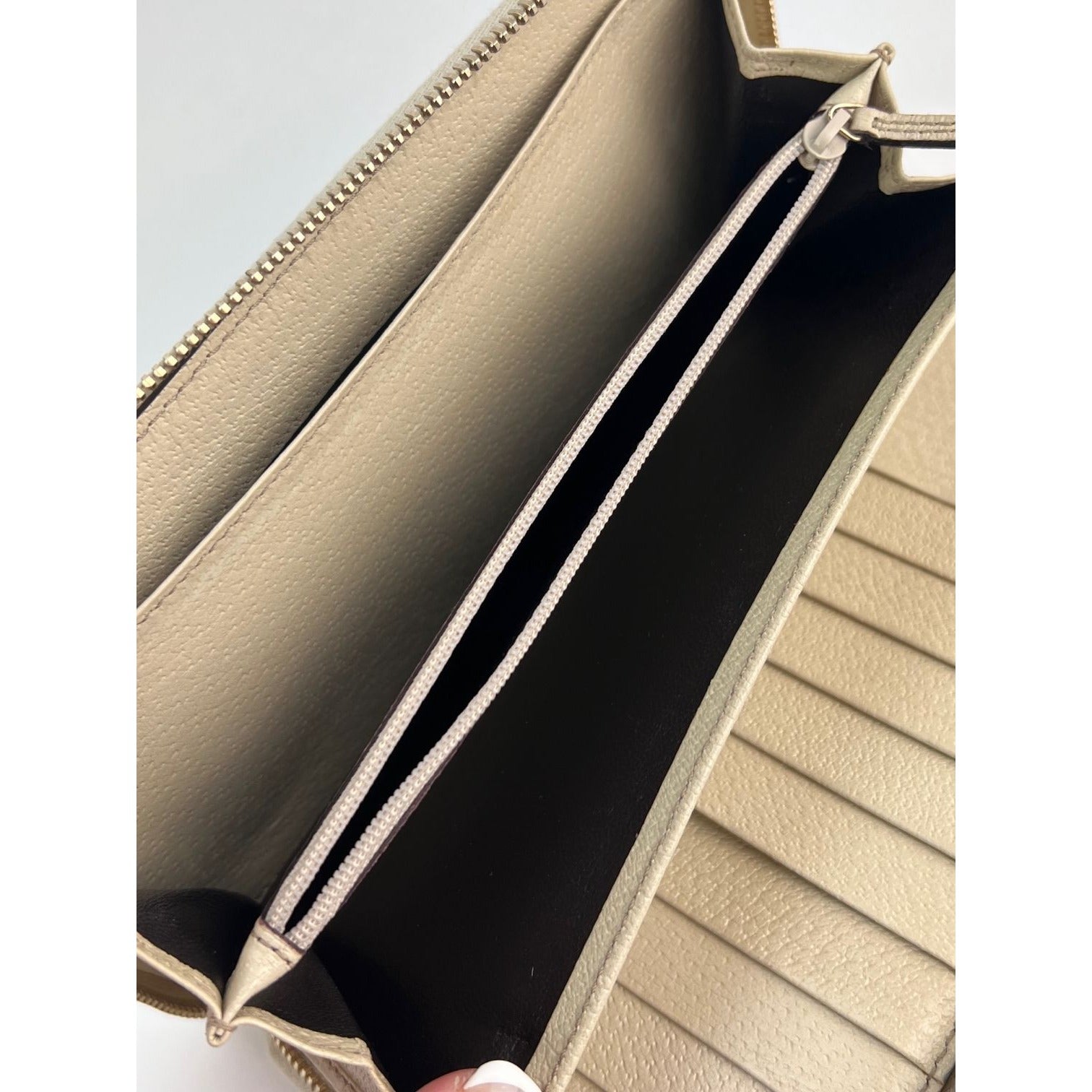 Ví dài bằng vải canvas có khóa kéo logo Gucci GG màu be