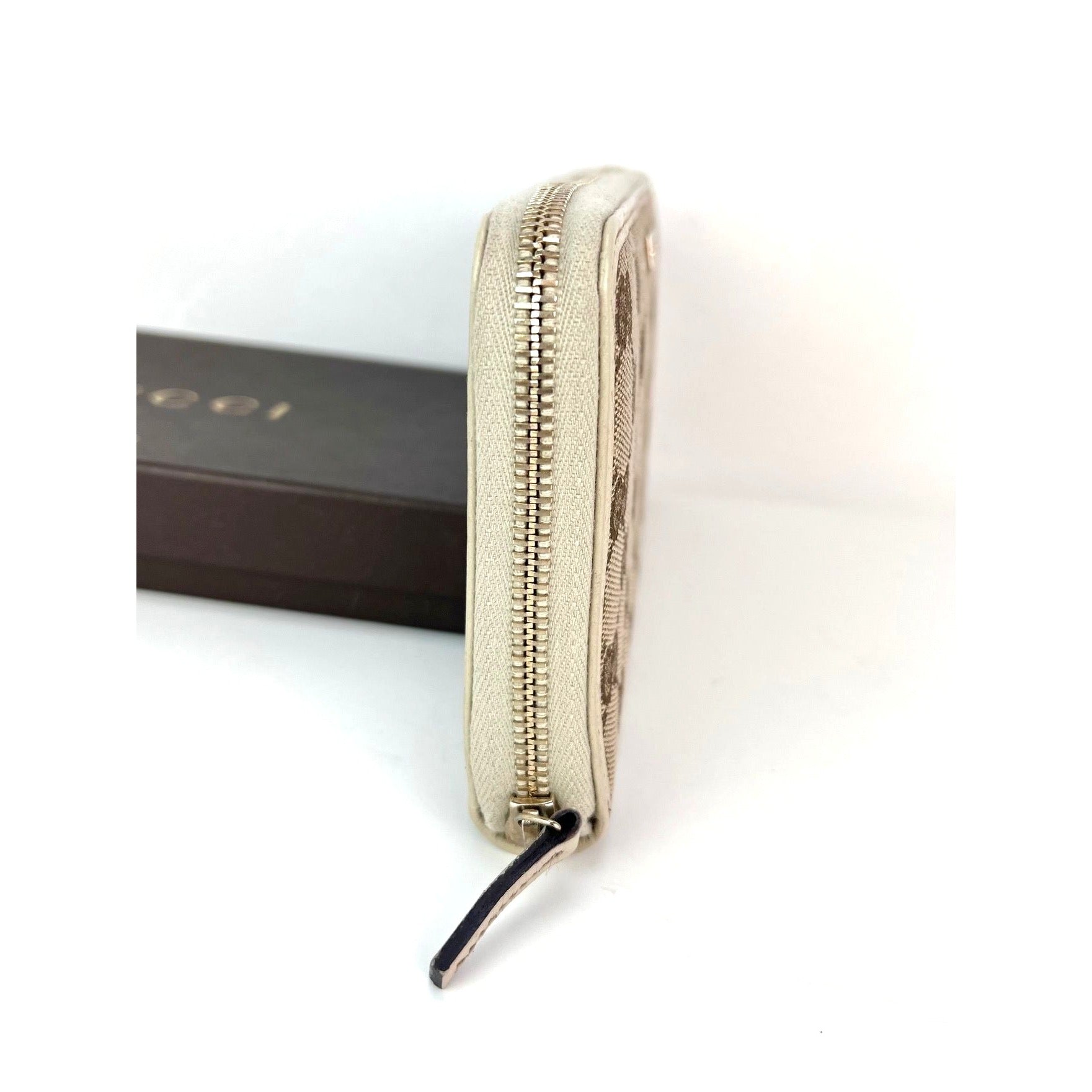 Ví dài bằng vải canvas có khóa kéo logo Gucci GG màu be