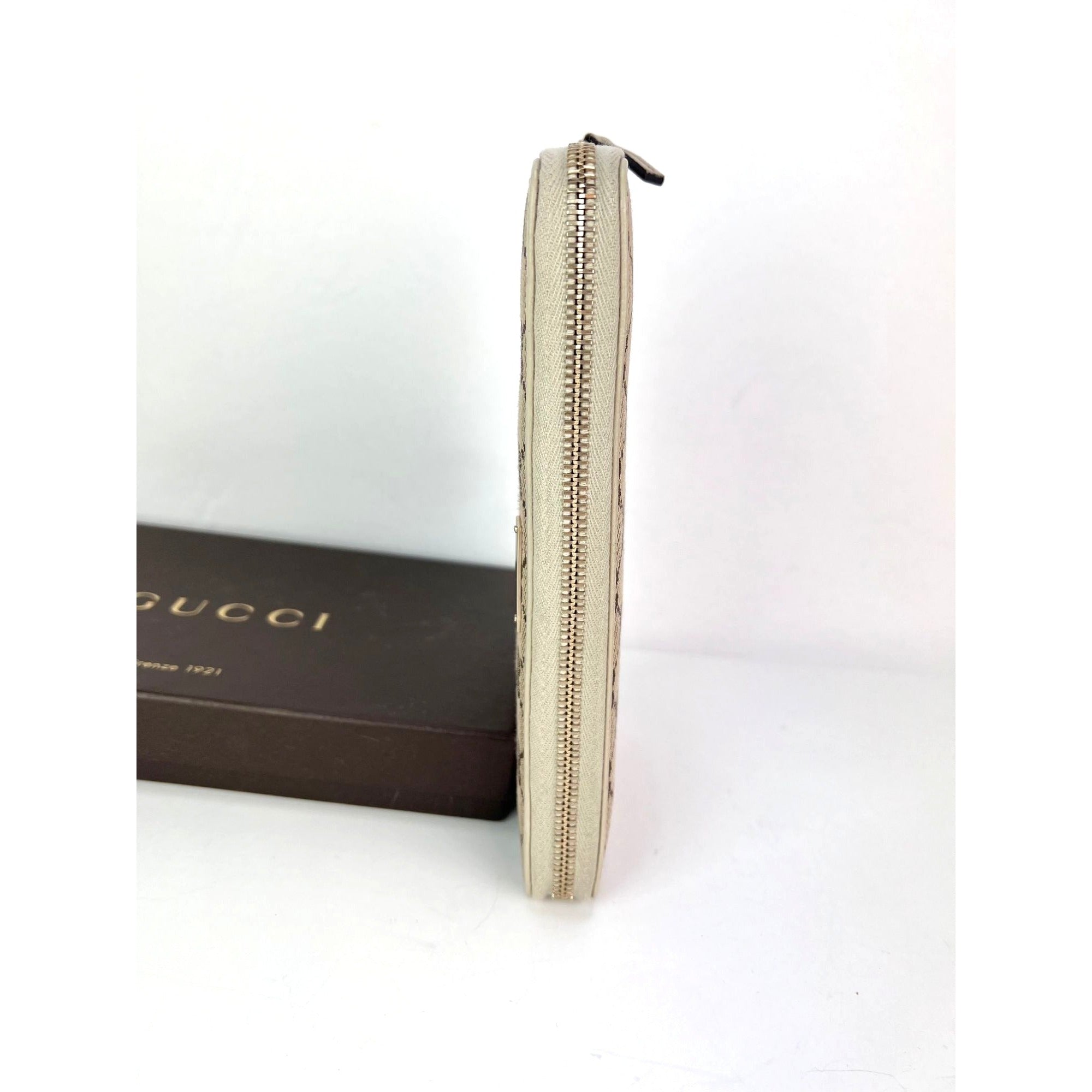 Ví dài bằng vải canvas có khóa kéo logo Gucci GG màu be