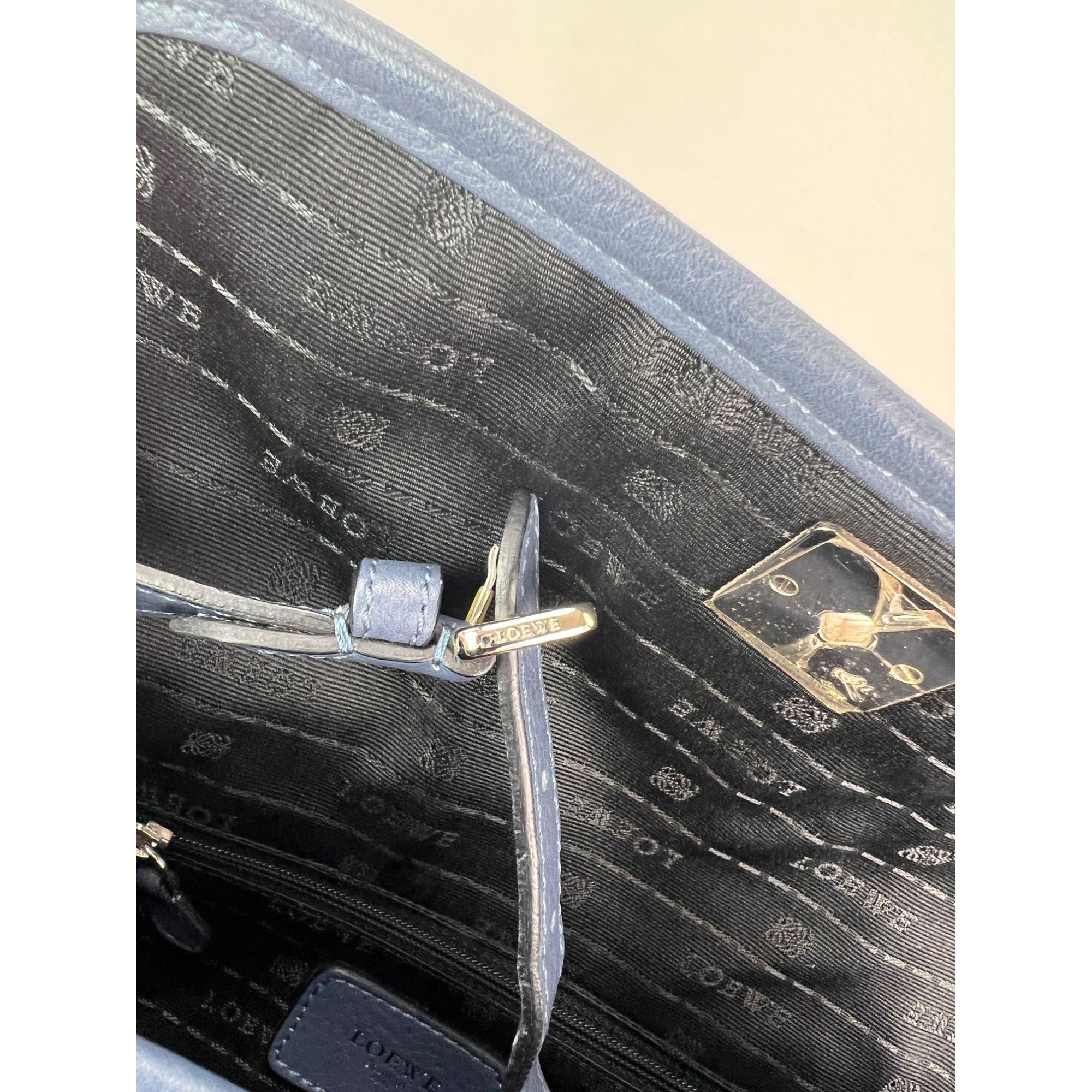 Túi đeo chéo Loewe Calfskin Leather Alamo 28 Blue
