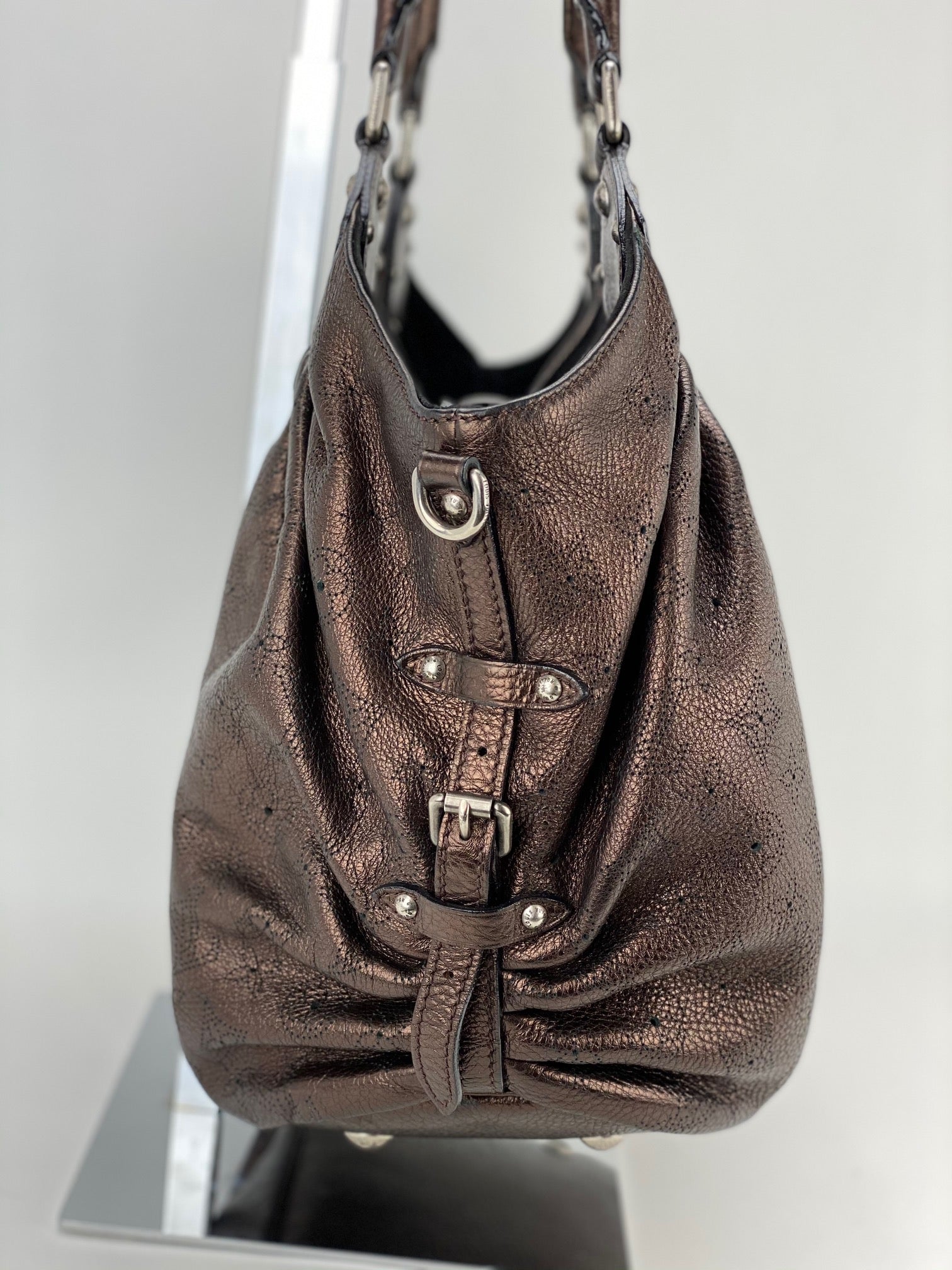 Túi đeo vai da Mahina Metallic Bronze cỡ lớn của Louis Vuitton