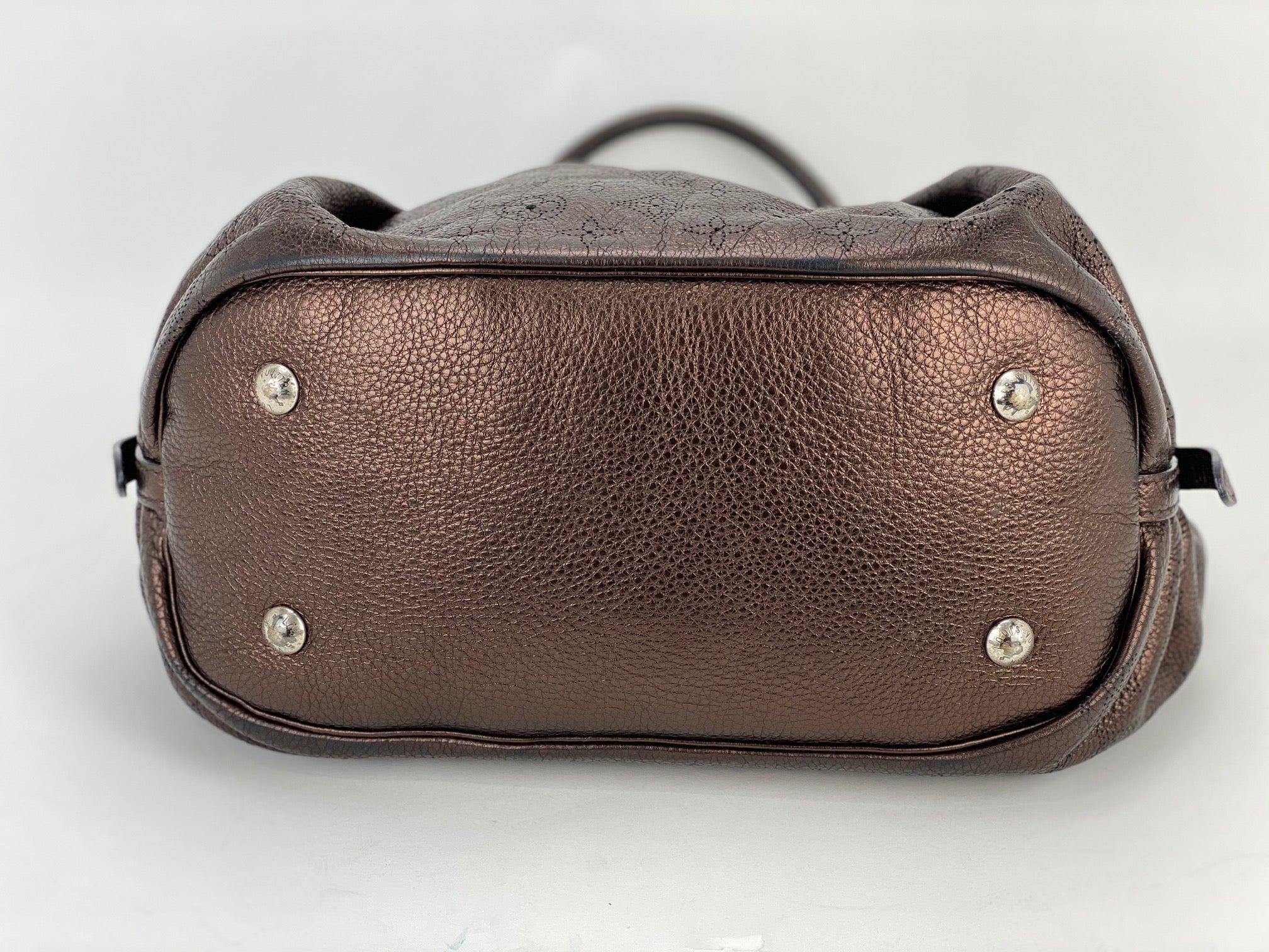 Túi đeo vai da Mahina Metallic Bronze cỡ lớn của Louis Vuitton
