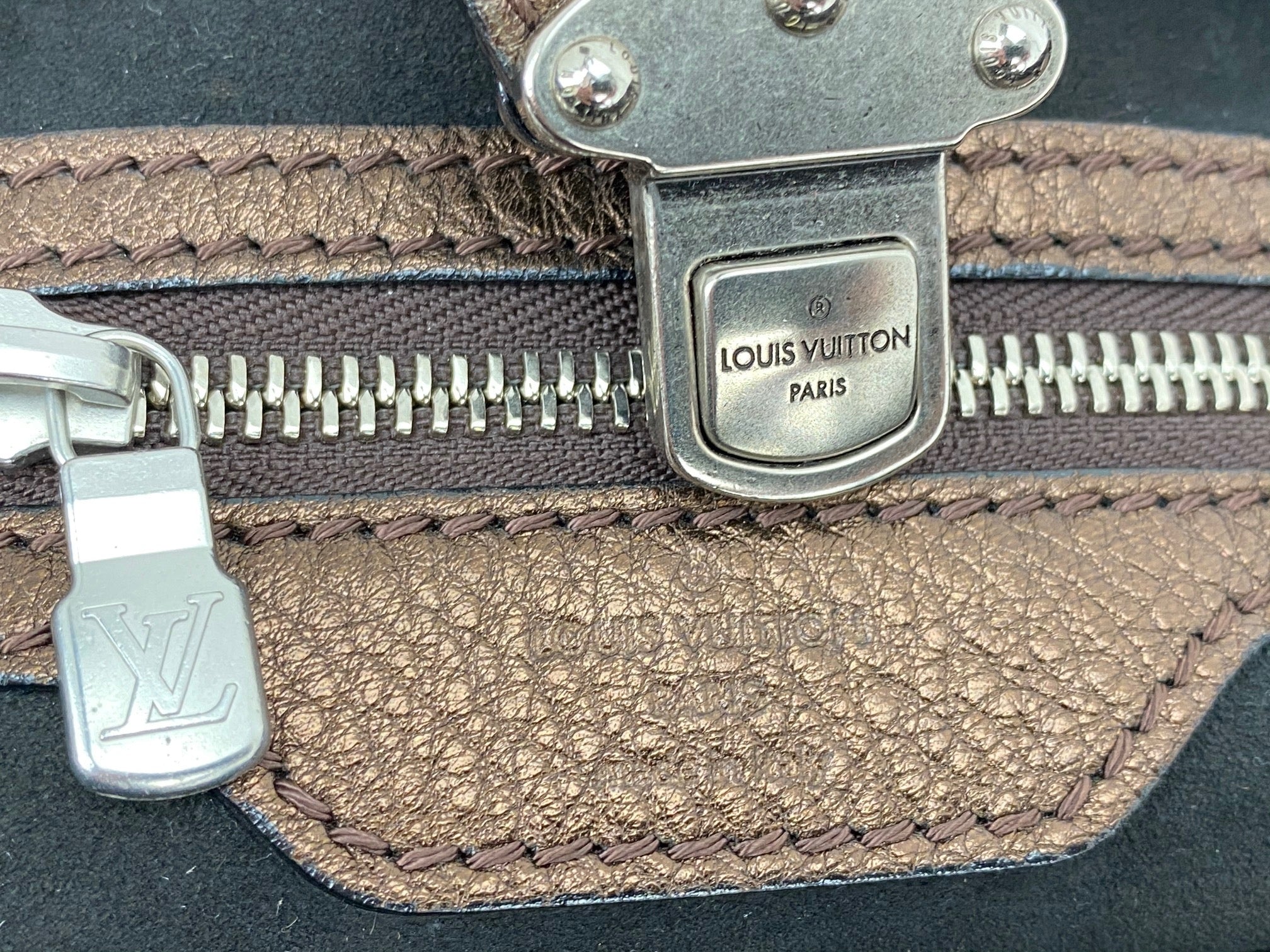 Túi đeo vai da Mahina Metallic Bronze cỡ lớn của Louis Vuitton