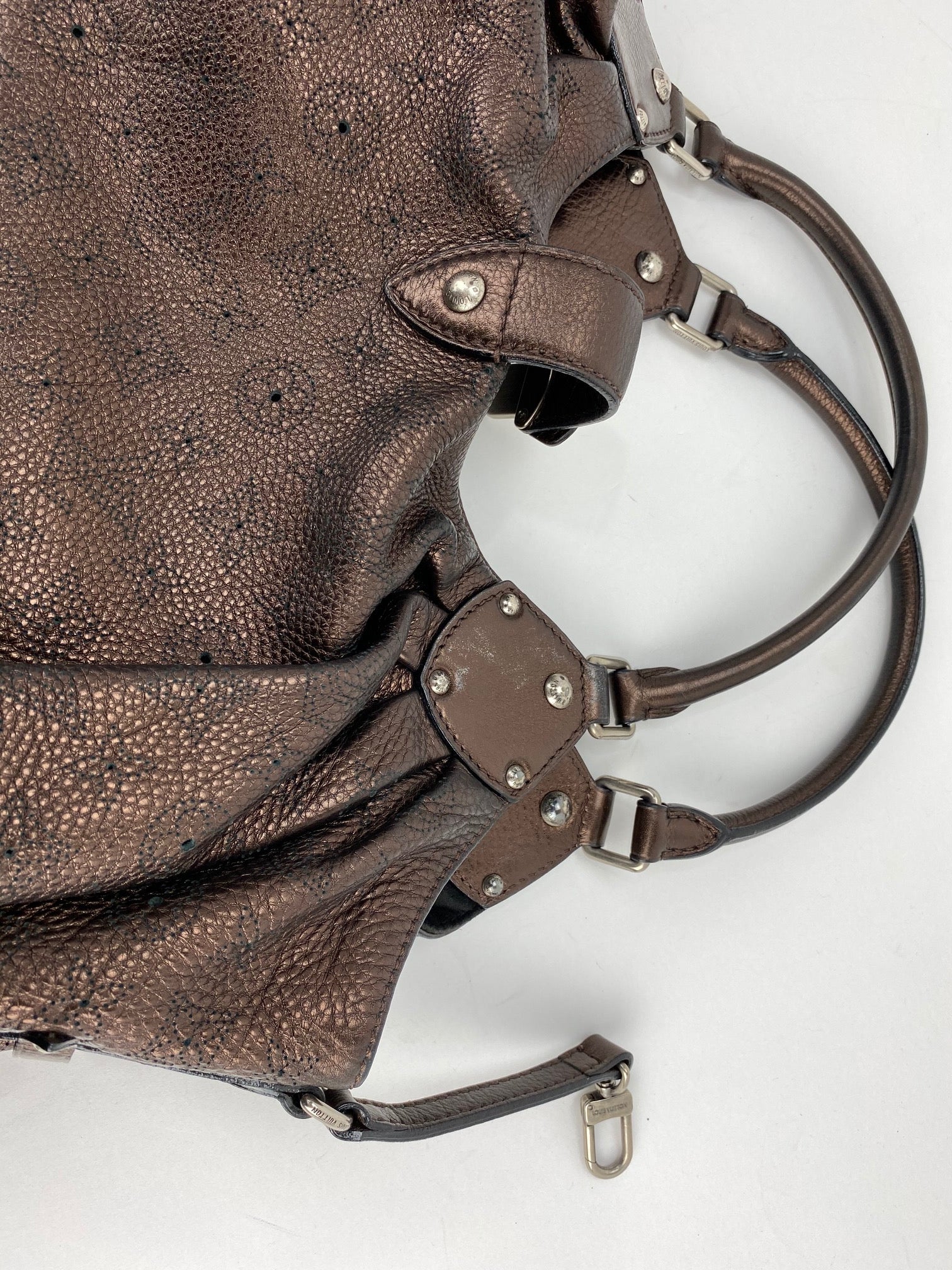 Túi đeo vai da Mahina Metallic Bronze cỡ lớn của Louis Vuitton